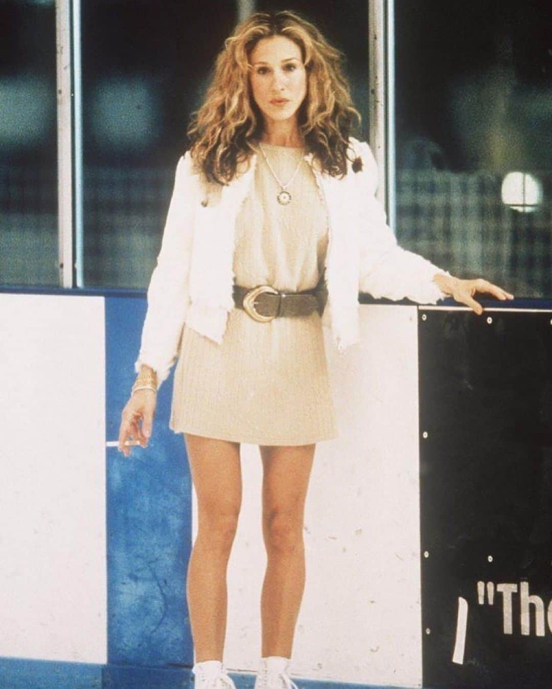 エイミー・ソングさんのインスタグラム写真 - (エイミー・ソングInstagram)「Festival fashion inspo: Carrie Bradshaw edition, naturally. Which one are you?   #carriebradshaw #90soutfit #carriebradshawstyle」4月14日 1時59分 - songofstyle