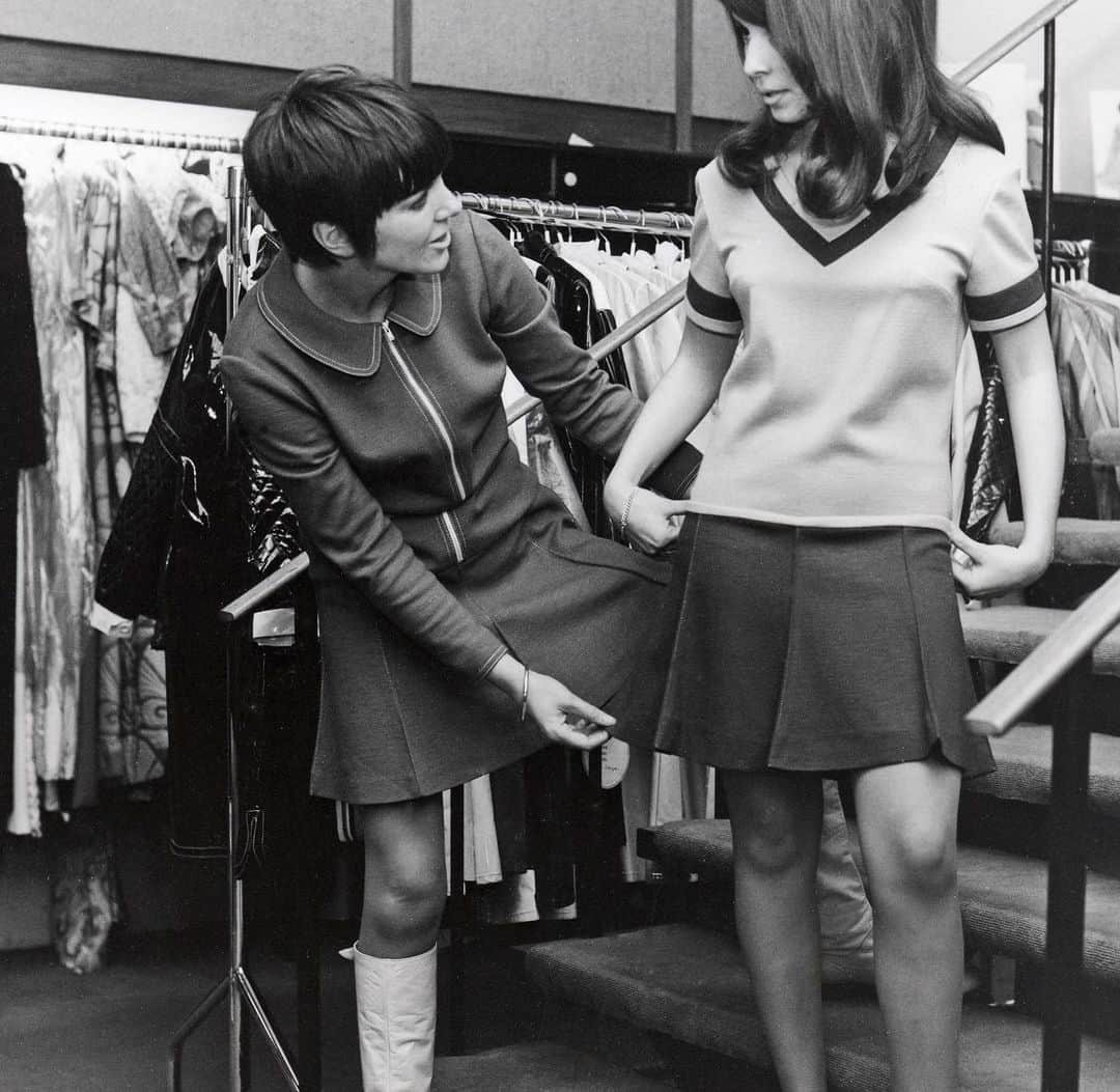大森美希さんのインスタグラム写真 - (大森美希Instagram)「R.I.P. Mary Quant, the most iconic British fashion designer of the Swinging Sixties.   「ミニの女王」60年代のミニスカートブームを巻き起こした英国のファッションデザイナー、マリー・クワントが死去、93歳。  先日東京で回顧展やドキュメンタリー映画も上映されたばかりだった。安らかに。  #rip #maryquant #fashiondesigner #swingingsixties #swinginglondon #miniskirt #vidalsassoon #60sstyle #60sfashion #london #fashion #minijupe #fashionrevolutionary #daisy   #マリークワント #ファッションデザイナー #スウィンギングロンドン #スウィンギングシックスティーズ #60年代ファッション #ミニスカート #ミニの女王 #ファッション #モード」4月14日 2時02分 - mikiomori_