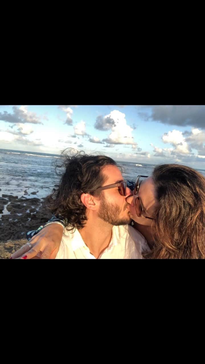 ファチマ・ベルナルデスのインスタグラム：「Beijos de chegadas e partidas. De férias. De rotina. De amor, de brincadeira. Beijo. Agora, será que precisa mesmo de um dia comemorativo pra gente lembrar como é bom? #13/04 #diadobeijo」