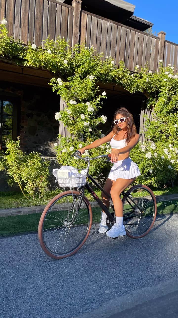 メリッサ・モリナロのインスタグラム：「I lived in our Tennis Skirt last summer 50%OFF  MoveByMelissa.com Fits true to size. I am wearing a size small.」