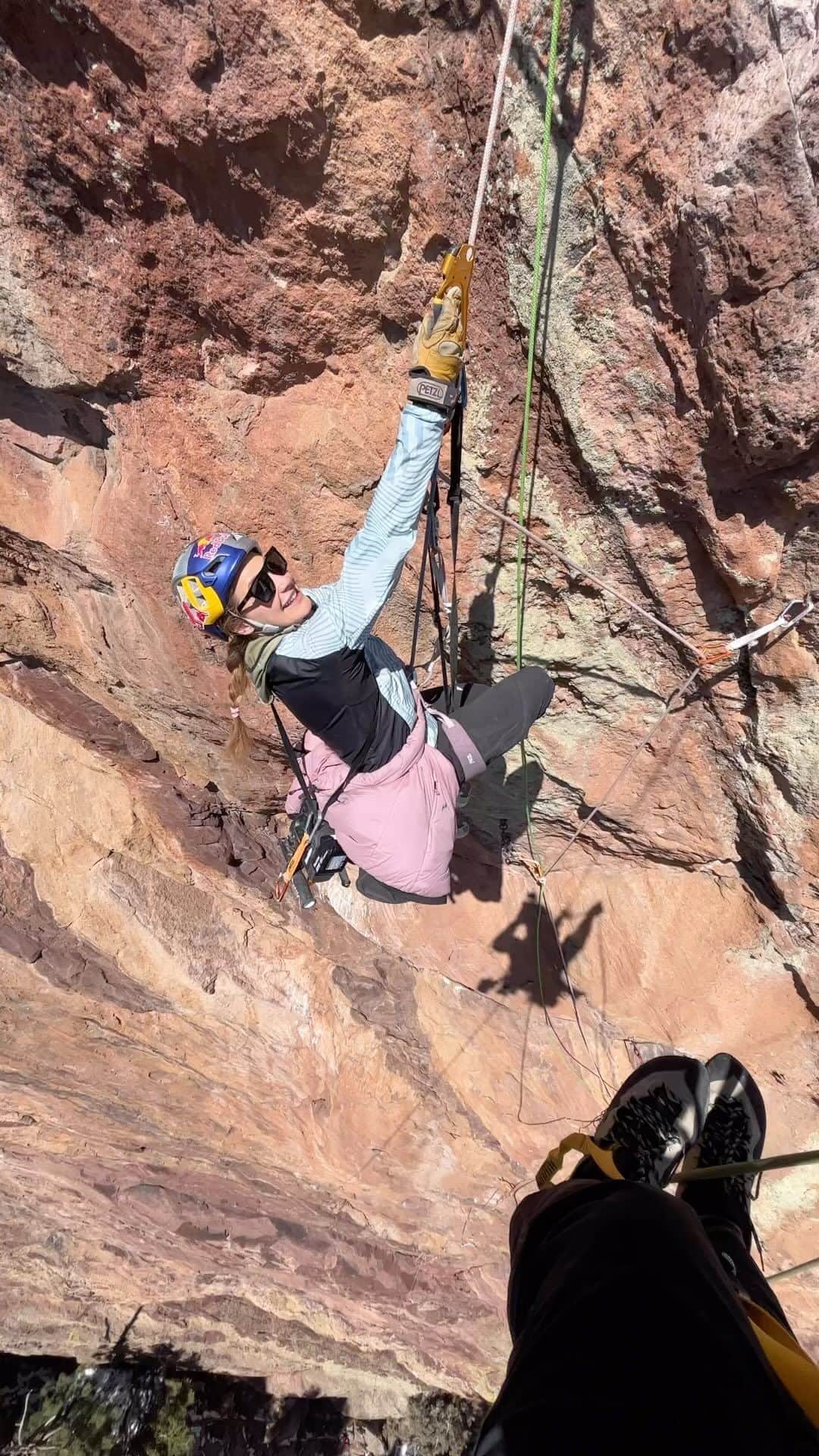 サッシャ・ディギーリアンのインスタグラム：「Developing out a dream line with Lynn Hill in our hometown of Boulder, CO on an iconic formation in the Flatirons has been a big process and we are finally at the fun part- working the climb! Surreal! 🧗‍♀️ finger (a2 pulley) has 4-6 weeks of healing to go but I have a pulley ring in the meantime that’s keeping me off the ground! 💍」