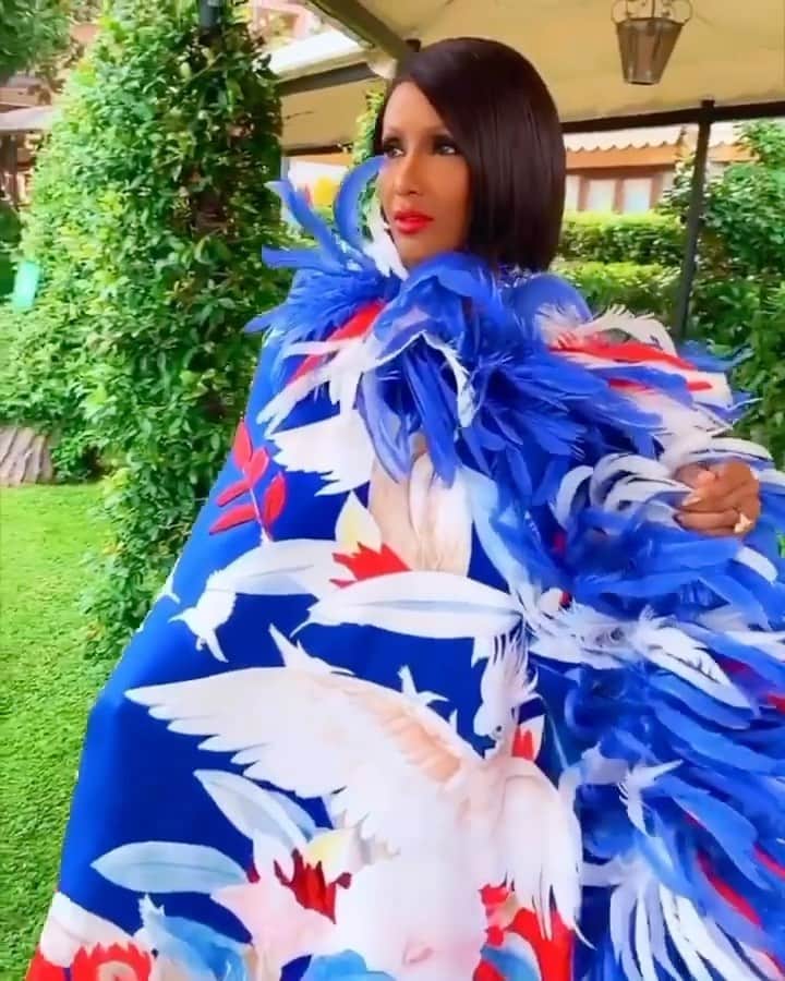 イマン・アブドゥルマジドのインスタグラム：「#TBT 2019 Spring has sprung!!!  @pppiccioli @maisonvalentino  @porschefabulous @oscarjameshair   #IMANarchive」