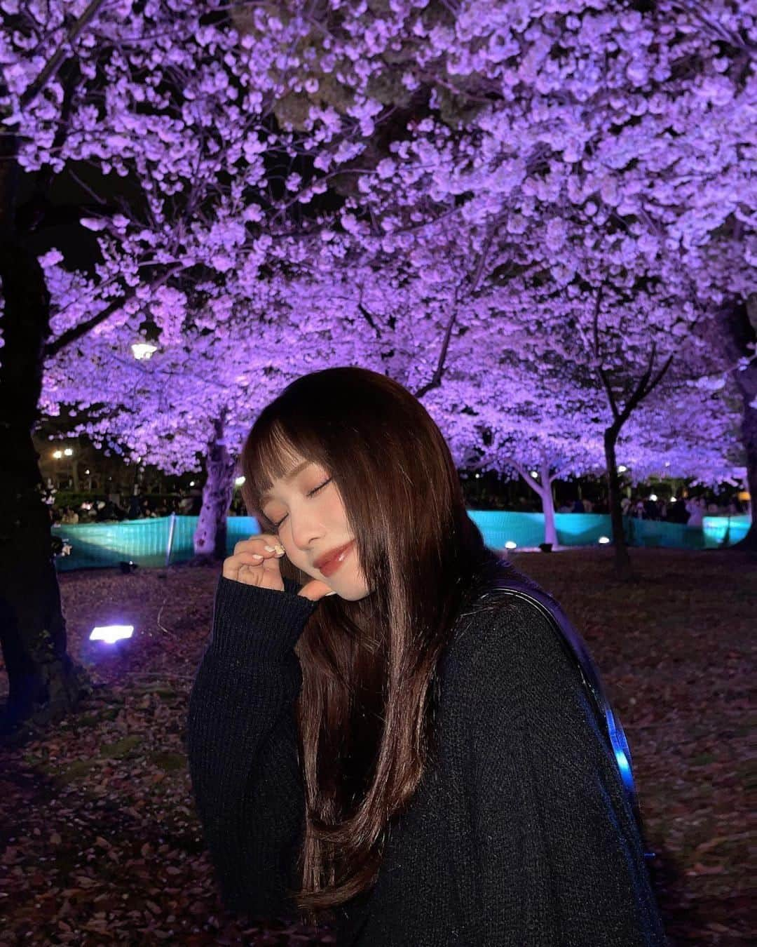 RiLiさんのインスタグラム写真 - (RiLiInstagram)「今年の桜🌸フォトはちょいエモで撮れる 夜桜🌃で決定🪄  春満開🤍今年の桜は夜か多め❕ 屋台のご飯をつまみながら 食べ歩いてみたい✨  あえてナイトモードを切って撮ったり📸 画質荒めやブレてるのもなんか可愛い❤️‍🔥  Edit by RiLi編集部🐰 mido @‌aosimmdr  🤍🤍🤍 RiLi.tokyoはみんなの⁣「なりたい」「やりたい」を応援💡⁣  かわいいコーデやアイテム⁣注目スポットなどが撮れたら⁣ ハッシュタグ→#rili_tokyo を付けて投稿してね❗⁣⁣ RiLiで紹介しちゃうかも🤭⁣ ⁣⁣ Special Thanks💋 Photo by⁣⁣  @moo___pii @25tmmiii @tks_627 @sw_718 @quu.gh  #rili_tokyo #おしゃれさんと繋がりたい #お洒落さんと繋がりたい #ファッション #패션스타그램 #ootd #outfit #桜満開 #桜並木 #桜スポット #夜桜ライトアップ #夜桜 #お花見コーデ #お花見デート #お花見スポット」4月14日 0時35分 - rili.tokyo