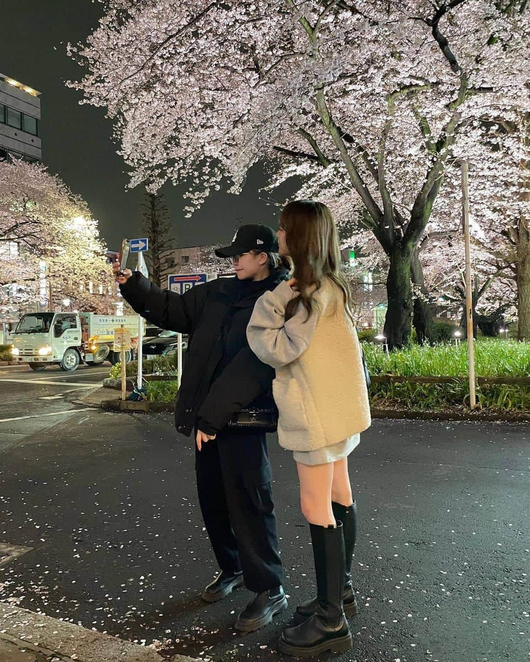 RiLiさんのインスタグラム写真 - (RiLiInstagram)「今年の桜🌸フォトはちょいエモで撮れる 夜桜🌃で決定🪄  春満開🤍今年の桜は夜か多め❕ 屋台のご飯をつまみながら 食べ歩いてみたい✨  あえてナイトモードを切って撮ったり📸 画質荒めやブレてるのもなんか可愛い❤️‍🔥  Edit by RiLi編集部🐰 mido @‌aosimmdr  🤍🤍🤍 RiLi.tokyoはみんなの⁣「なりたい」「やりたい」を応援💡⁣  かわいいコーデやアイテム⁣注目スポットなどが撮れたら⁣ ハッシュタグ→#rili_tokyo を付けて投稿してね❗⁣⁣ RiLiで紹介しちゃうかも🤭⁣ ⁣⁣ Special Thanks💋 Photo by⁣⁣  @moo___pii @25tmmiii @tks_627 @sw_718 @quu.gh  #rili_tokyo #おしゃれさんと繋がりたい #お洒落さんと繋がりたい #ファッション #패션스타그램 #ootd #outfit #桜満開 #桜並木 #桜スポット #夜桜ライトアップ #夜桜 #お花見コーデ #お花見デート #お花見スポット」4月14日 0時35分 - rili.tokyo