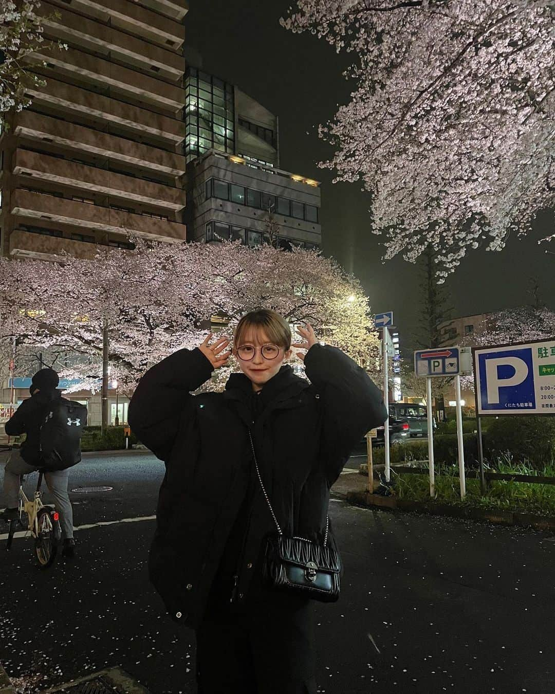 RiLiさんのインスタグラム写真 - (RiLiInstagram)「今年の桜🌸フォトはちょいエモで撮れる 夜桜🌃で決定🪄  春満開🤍今年の桜は夜か多め❕ 屋台のご飯をつまみながら 食べ歩いてみたい✨  あえてナイトモードを切って撮ったり📸 画質荒めやブレてるのもなんか可愛い❤️‍🔥  Edit by RiLi編集部🐰 mido @‌aosimmdr  🤍🤍🤍 RiLi.tokyoはみんなの⁣「なりたい」「やりたい」を応援💡⁣  かわいいコーデやアイテム⁣注目スポットなどが撮れたら⁣ ハッシュタグ→#rili_tokyo を付けて投稿してね❗⁣⁣ RiLiで紹介しちゃうかも🤭⁣ ⁣⁣ Special Thanks💋 Photo by⁣⁣  @moo___pii @25tmmiii @tks_627 @sw_718 @quu.gh  #rili_tokyo #おしゃれさんと繋がりたい #お洒落さんと繋がりたい #ファッション #패션스타그램 #ootd #outfit #桜満開 #桜並木 #桜スポット #夜桜ライトアップ #夜桜 #お花見コーデ #お花見デート #お花見スポット」4月14日 0時35分 - rili.tokyo