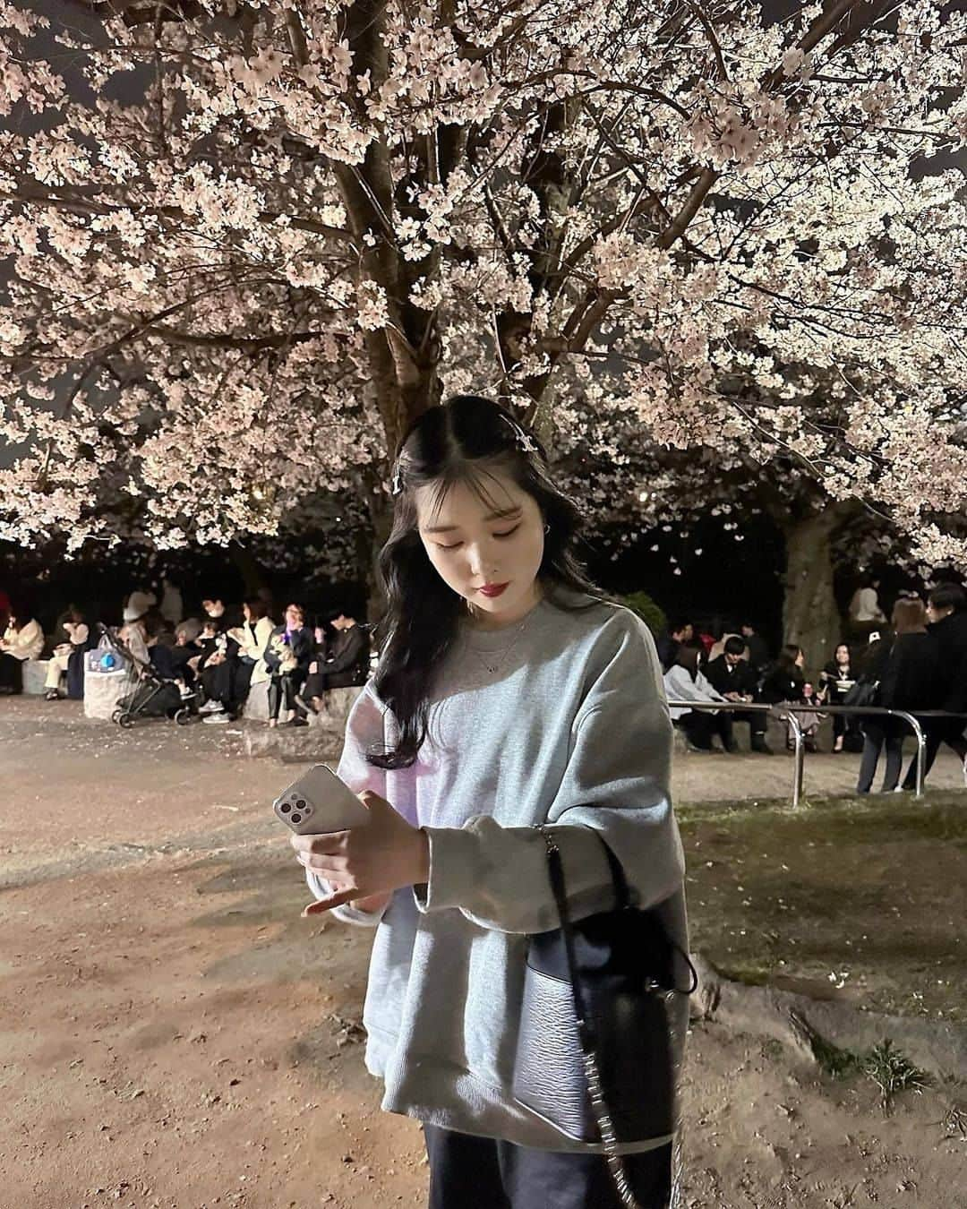 RiLiさんのインスタグラム写真 - (RiLiInstagram)「今年の桜🌸フォトはちょいエモで撮れる 夜桜🌃で決定🪄  春満開🤍今年の桜は夜か多め❕ 屋台のご飯をつまみながら 食べ歩いてみたい✨  あえてナイトモードを切って撮ったり📸 画質荒めやブレてるのもなんか可愛い❤️‍🔥  Edit by RiLi編集部🐰 mido @‌aosimmdr  🤍🤍🤍 RiLi.tokyoはみんなの⁣「なりたい」「やりたい」を応援💡⁣  かわいいコーデやアイテム⁣注目スポットなどが撮れたら⁣ ハッシュタグ→#rili_tokyo を付けて投稿してね❗⁣⁣ RiLiで紹介しちゃうかも🤭⁣ ⁣⁣ Special Thanks💋 Photo by⁣⁣  @moo___pii @25tmmiii @tks_627 @sw_718 @quu.gh  #rili_tokyo #おしゃれさんと繋がりたい #お洒落さんと繋がりたい #ファッション #패션스타그램 #ootd #outfit #桜満開 #桜並木 #桜スポット #夜桜ライトアップ #夜桜 #お花見コーデ #お花見デート #お花見スポット」4月14日 0時35分 - rili.tokyo