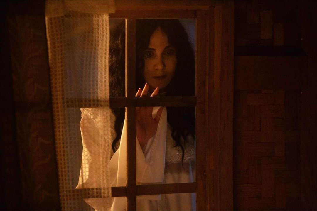 ルナ・マヤのインスタグラム：「Soraya Intercine Films mempersembahkan First look Luna Maya sebagai Suzzanna di Film Suzzanna Malam Jumat Kliwon.  Kira-kira akan ada penampakkan apalagi di Malam Jumat Kliwon berikutnya? Nantikan penampakkan selanjutnya!  #SuzzannaMalamJumatKliwon #FilmSuzzannaMalamJumatKliwon #Suzzanna #SorayaIntecineFilms」