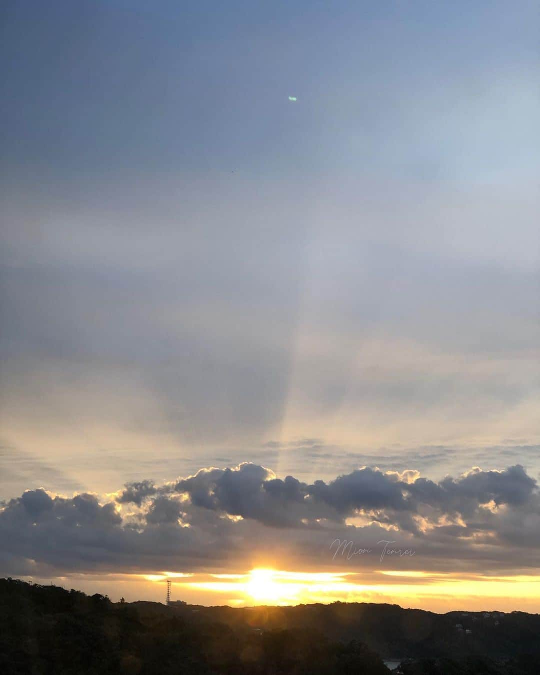 天玲美音さんのインスタグラム写真 - (天玲美音Instagram)「あの日の空 綺麗だったなぁ 新年度が始まっていかがですか？ペース、つかめてきた頃ですか？ それぞれのペースでいいんです☺︎  By MION TENREI♡  #美音の撮る世界 #朝焼け #空 #伊豆 #下田 #伊豆観光 #下田観光 #日の出 #光 #雲 #美音の撮る空 #空好きな人と繋がりたい #空が好きな人と繋がりたい #そらすきな人と繋がりたい #絶景 #skylovers #lovesky #skyphotography #japan #izu #shimoda #下田市 #ICOIアンバサダー #天玲美音 #あの日の空 #だれかにみせたいそら #ダレカニミセタイソラ #ダレカニミセタイフウケイ #ダレカニミセタイセカイ」4月14日 0時37分 - miontenrei