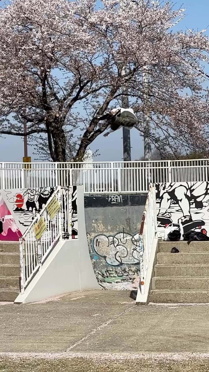 安床武士のインスタグラム：「Liu-Kang air at Death bowl(Annaka city Gunma) デスボウルでのリューカンエアー！ 路面もRもヤバめですがその中でも気持ちよく飛べました🔥  🎥 @satoshi.saijo   @usdskates  @goodskates_inc  @lzbn_official  @papasu1048  @sport_sunchlorella   #usdskates #usdaeon #aeon68 #yasutokoaeon #undercoverwheels #rollerblading #blading #inlineskate #roller #rollerfreestyle #インラインスケート #ローラーブレード #ローラーフリースタイル #takeshiyasutoko #安床武士」