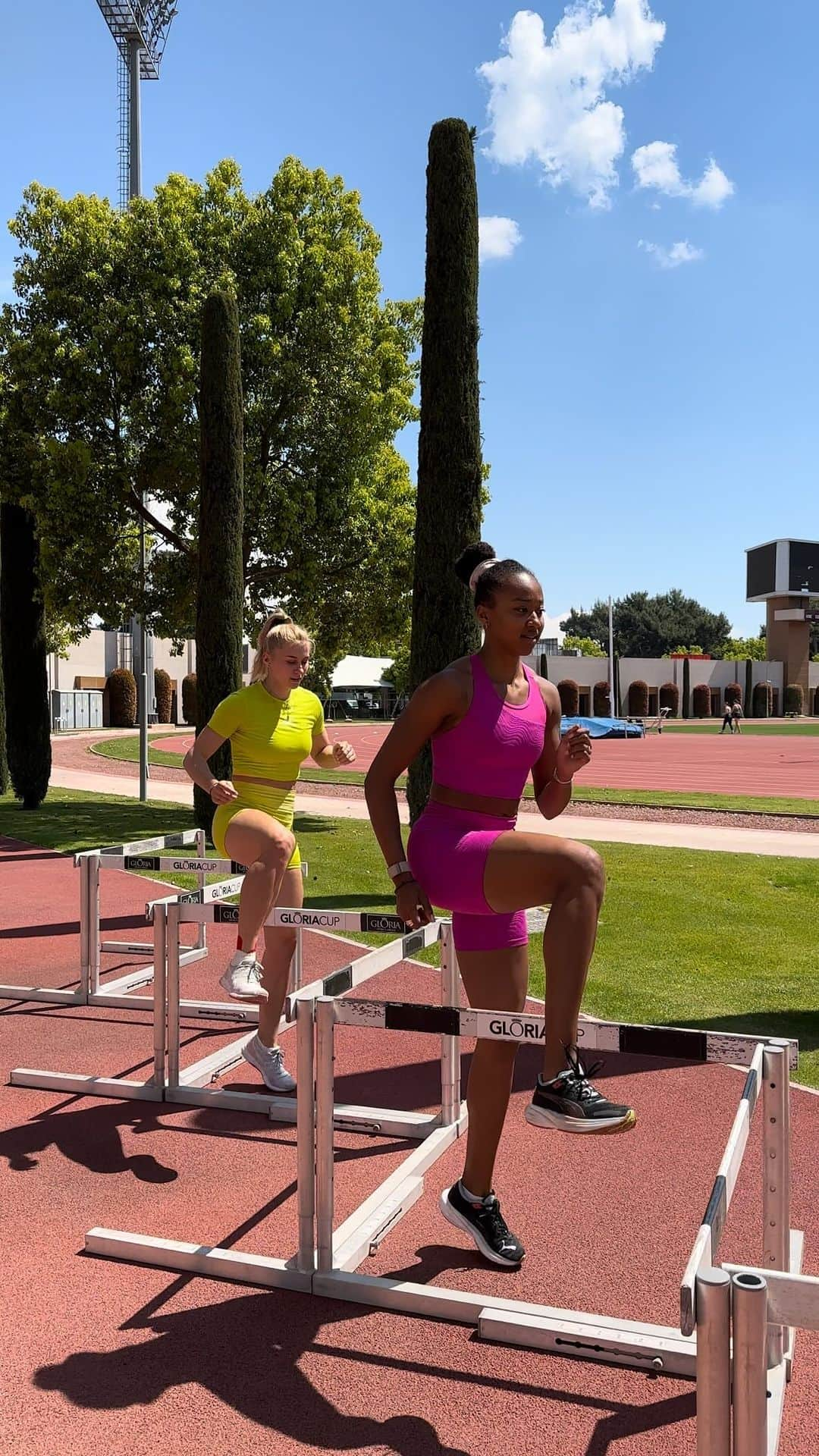 サラ・アチョのインスタグラム：「Weekly hurdle drills 🚧 w/ @selina.vonjackowski   📷 @samuel.coquoz   #hurdles #drills #running #runningtechnique #hurdle #fit #lift」