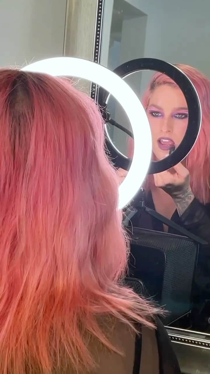 キャサディー・ポープのインスタグラム：「Shot something fun the other day. You’ll see soon enough! Oh and #PeopleThatILoveLeave comes out at 11pm cst tonight so I’m super calm right now 🤓」