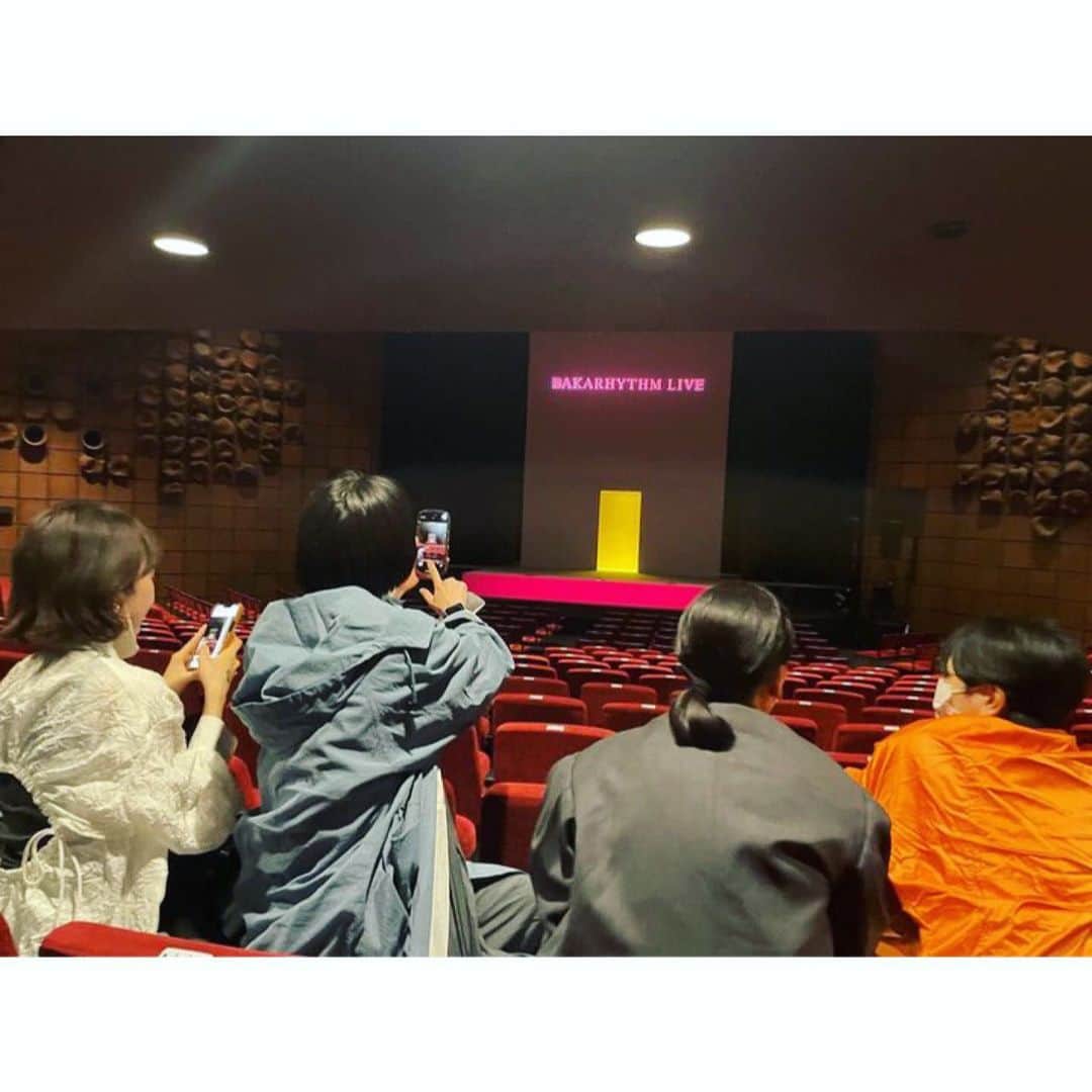 のインスタグラム：「@bakarhythm 'fiction' 👏👏👏👏👏🫶 最高でした、ありがとうございました🫶🫶🫶 みんないた🥰 4人組を後ろにいた臼田氏が撮ってくれてた。おんもしろいの観て、周りに大好きなみんながいて幸せな時間だった🫶🌷 バカリズムさん素晴らしい楽しい時間をありがとうございました😊💐 (白みーぽん青なっち黒まりりん橙あーちん)」