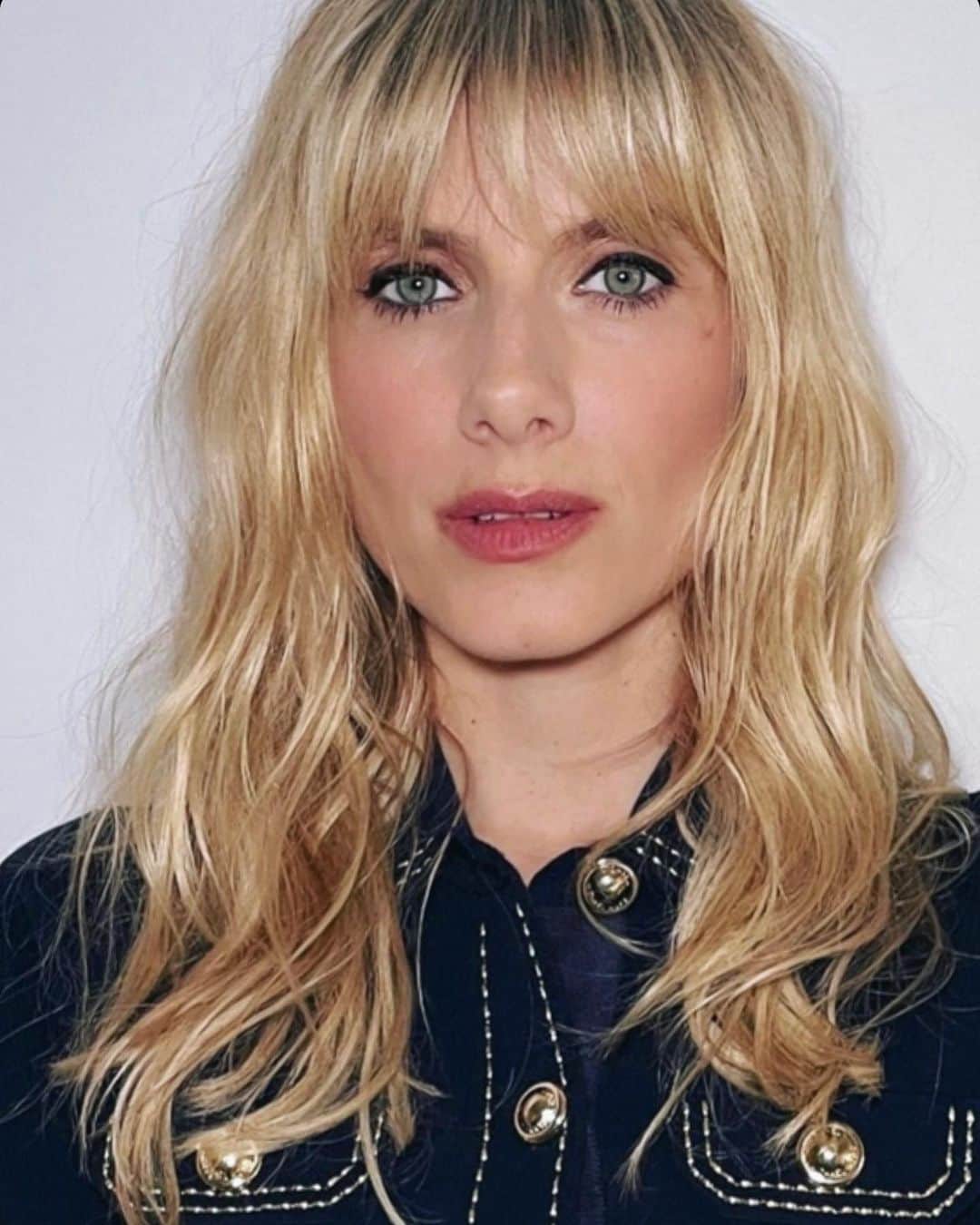 メラニー・ロランのインスタグラム：「Mélanie a reçu le Prix d’honneur du Festival @cinemaforchange pour son action et inspiration auprès des nouveaux talents et des nouvelles générations ❤️  Le festival se tient jusqu’au dimanche 16 avril au Grand Rex, plus d’informations sur leur Instagram : @cinemaforchange   Jewelry : @cartier  Dress by @michaelkors  Make up : @christophedanchaud_  Hair : @rudymarmet」