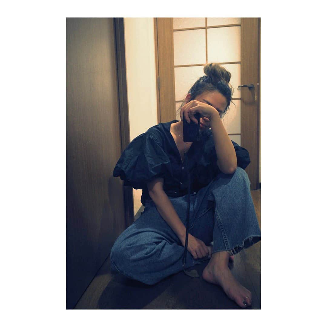 藤田敦子のインスタグラム：「ㅤ 人に写真をお願いするのが苦手で 結果自分で撮ることになるわけですが このお袖ぽわんトップスの良さは どうしてもお伝えしたく。  @mallowblue_official はもともと @naokotanijiri さんのコラボパンツが可愛くて 昨年夏に毎回裾汚れるくらい履いてた 好きなブランドさん。  メンズライクなデニムや靴とどうしても合わせたくて このシャツをゲットしました💕　  ボディと袖の素材が切り替わっており、 体の部分はTシャツ素材で着心地良く お袖はしっかりぽわんとしていて なんなら少しフォーマルな場にも行ける感じです。  私は首詰まりが似合わないので あえてボタンを二つ開けて 内側に織り込み、Vネックのようにして 着ております🫡  誰が興味あるの？っていう謎の発信ですが どうぞよろしくお願いします。」