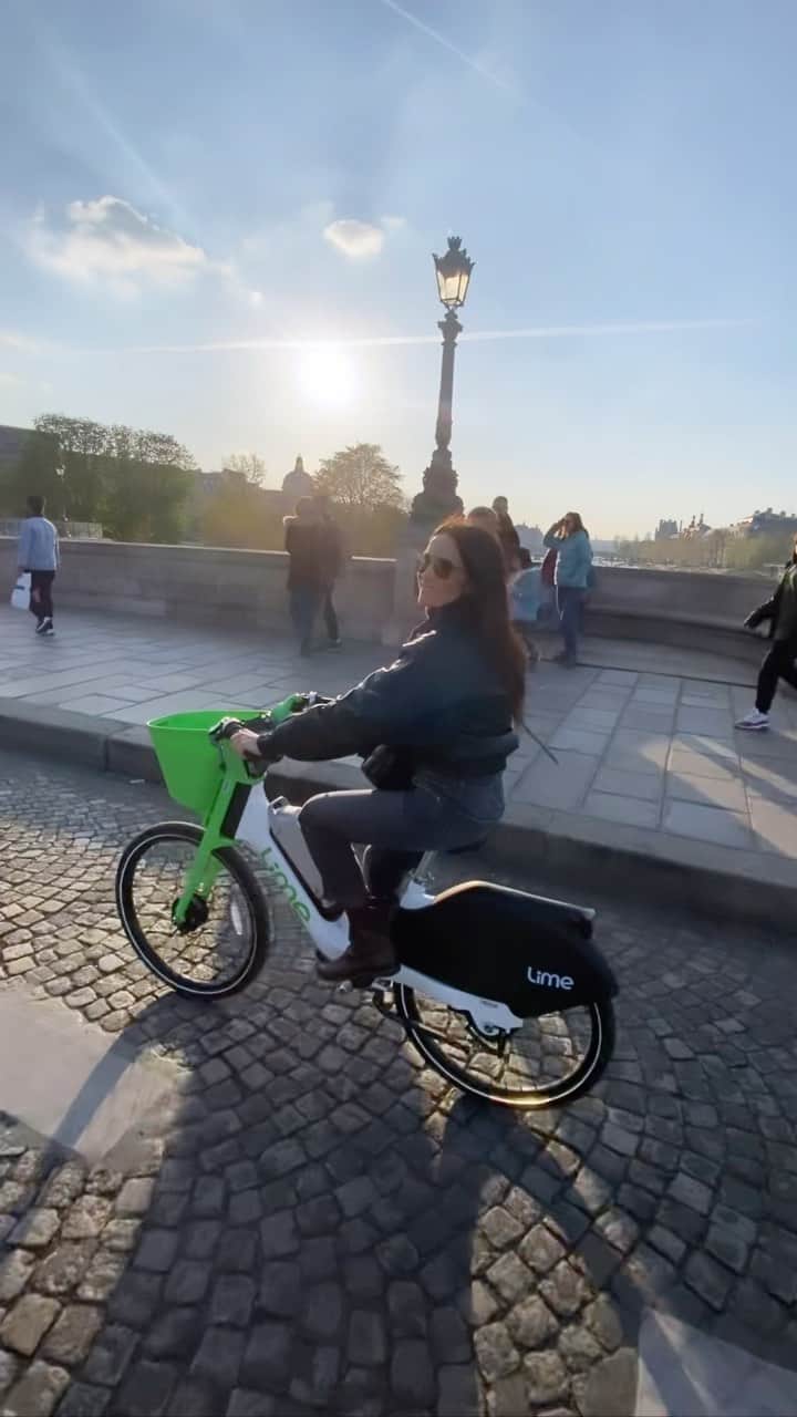 のインスタグラム：「à vélo nous allons.  🚲🇫🇷💋.」