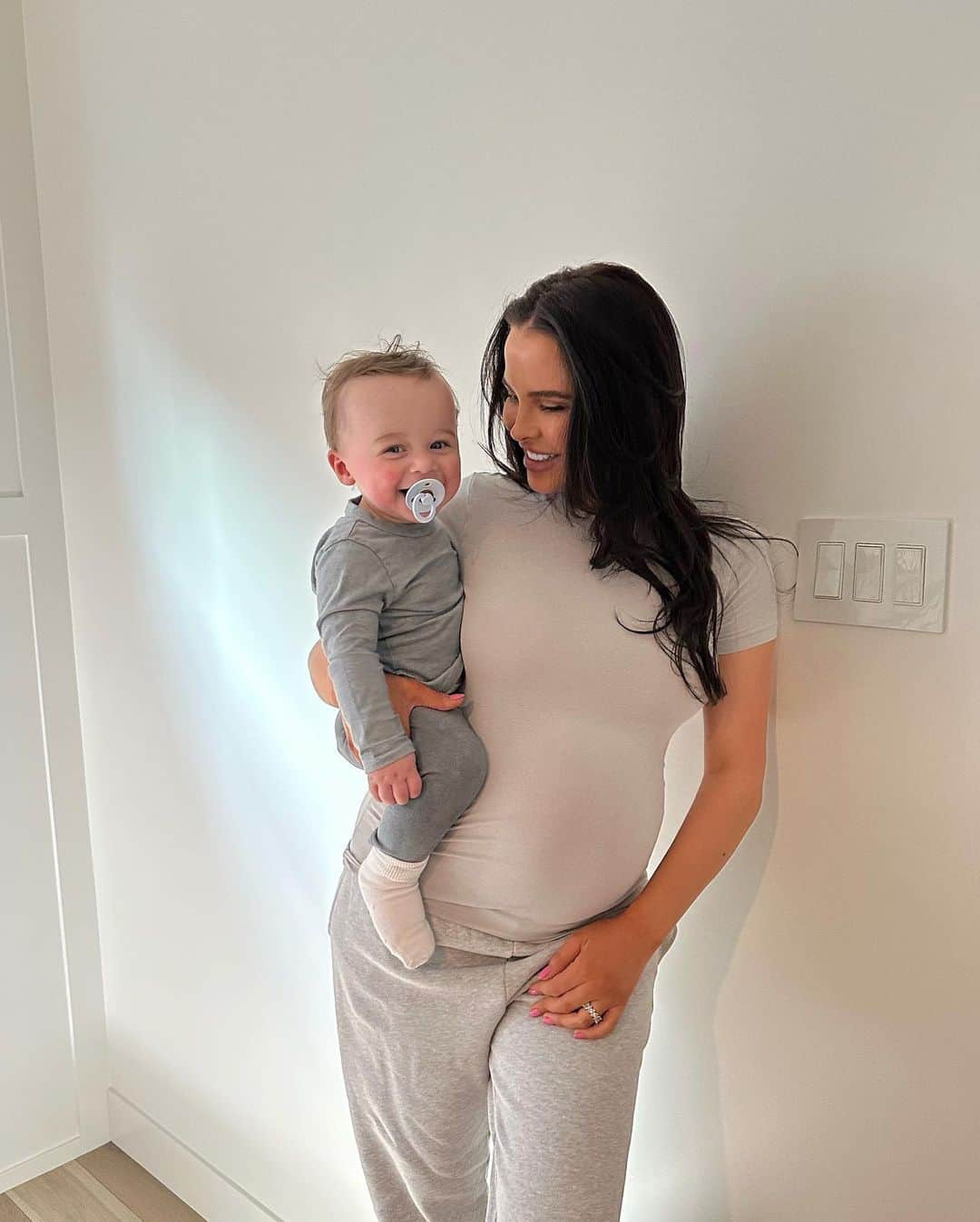 Mara Teigenさんのインスタグラム写真 - (Mara TeigenInstagram)「Just carrying my 2 boys 💙🥰」4月14日 0時56分 - marateigen