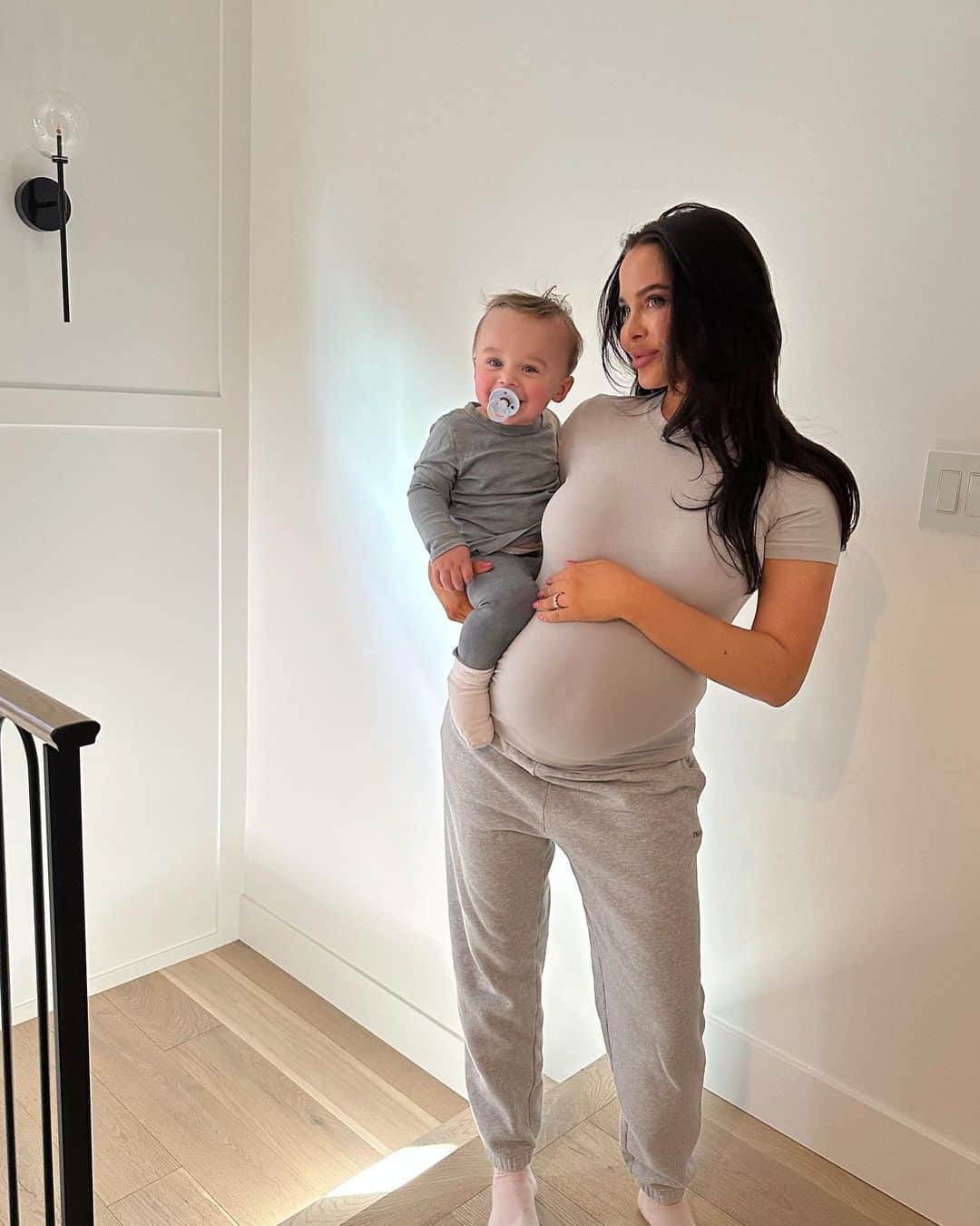 Mara Teigenさんのインスタグラム写真 - (Mara TeigenInstagram)「Just carrying my 2 boys 💙🥰」4月14日 0時56分 - marateigen