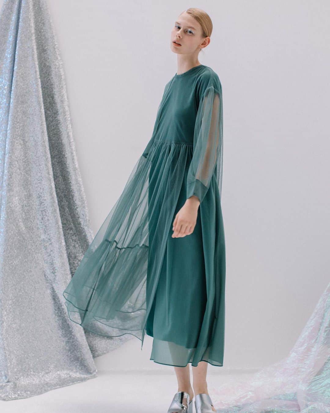 AULA AILAのインスタグラム：「【2023 SPRING SUMMER COLLECTION】  TIERED TULLE ONE PIECE COLOR GREEN SIZE 0 ¥23,100   柔らかなソフトチュールを使い、たっぷりのギャザー、タック使いで包み込むような雰囲気に仕上げたワンピース。 部分的にソフトオーガンジーを使うことで、シアー感が異なりアクセントに。 ストレートシルエットのインナーワンピースがセットになっているため、インナーに悩むことなくさらりと着こなせます。 前後2WAYで着られ、ギャザーをたっぷり使った面とタックを生かした面で違った雰囲気に。  ✔️AULA AILA OFFICIAL WEB STOREにて春夏コレクションアイテムが入荷スタート！」
