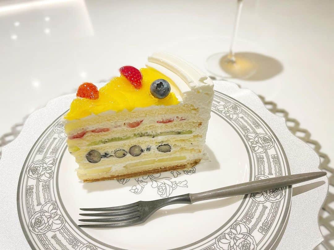 綾瀬麗奈のインスタグラム：「. 🍰  たまに無性にケーキを欲する。 今、まさにそれ。  こんな時間に… っていう付加価値がついて余計に美味しいのよね🥹🤍  0:53  .  #ハーブス　#ハーブスのケーキ　#HARBS #おうちカフェ」
