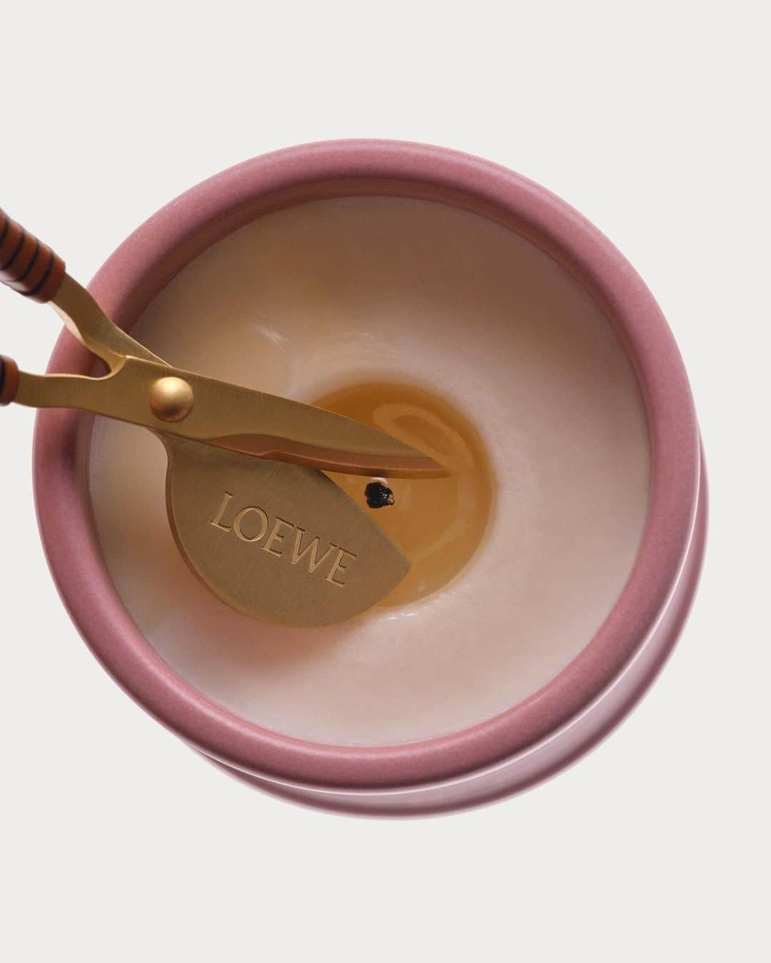Loeweさんのインスタグラム写真 - (LoeweInstagram)「Candle Wick Trimmer in brass with leather bound handles.  Now available on loewe.com  #LOEWE #LOEWEperfumes」4月17日 3時00分 - loewe