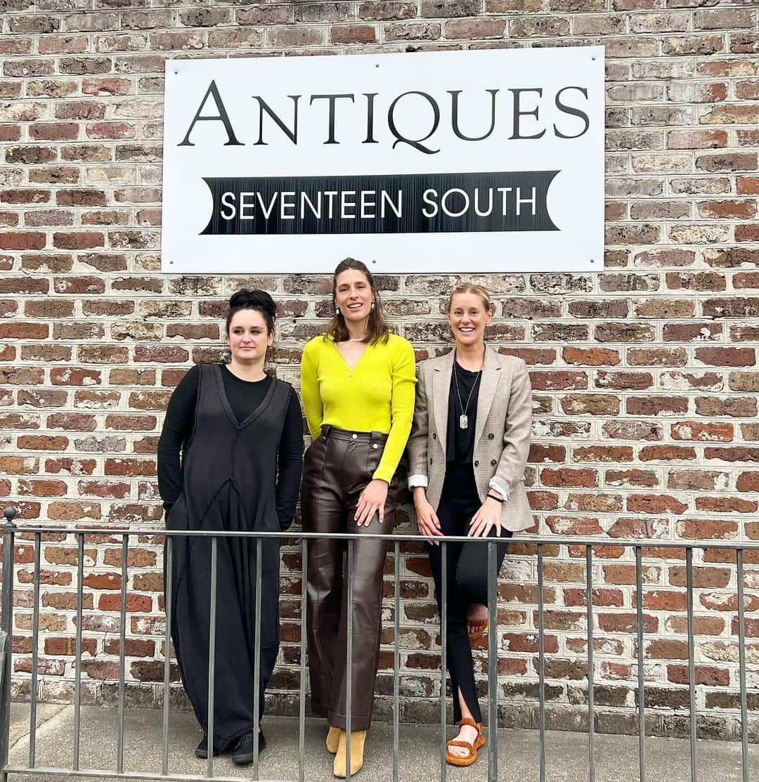 アリソン・リスクのインスタグラム：「I’m an old soul at heart- I love vintage homes, cars, cities, clothes, and also my vintage husband, (😉), so obviously I love antique shops!!! thoroughly enjoyed sharing my favorite spot with @racquetmag and company🤍」
