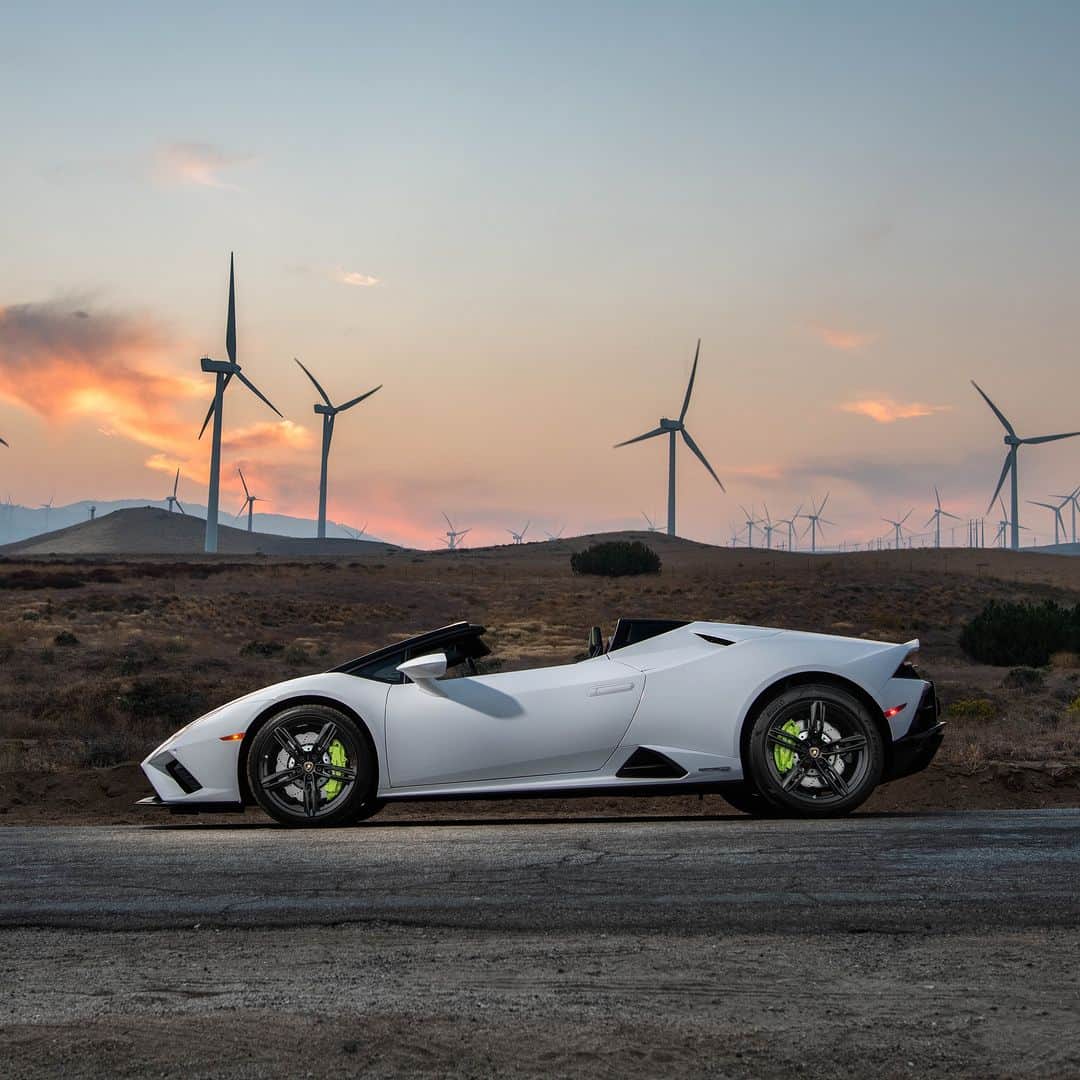 ランボルギーニのインスタグラム：「A game of lines, power and emotions. This is what Huracán EVO RWD Spyder evokes.  #Lamborghini #HuracanEVORWDSpyder #RewindToRWD __ Huracán EVO RWD Spyder: fuel consumption combined 13.9 l/100km; CO2-emissions combined 335 g/km (WLTP EU27)」