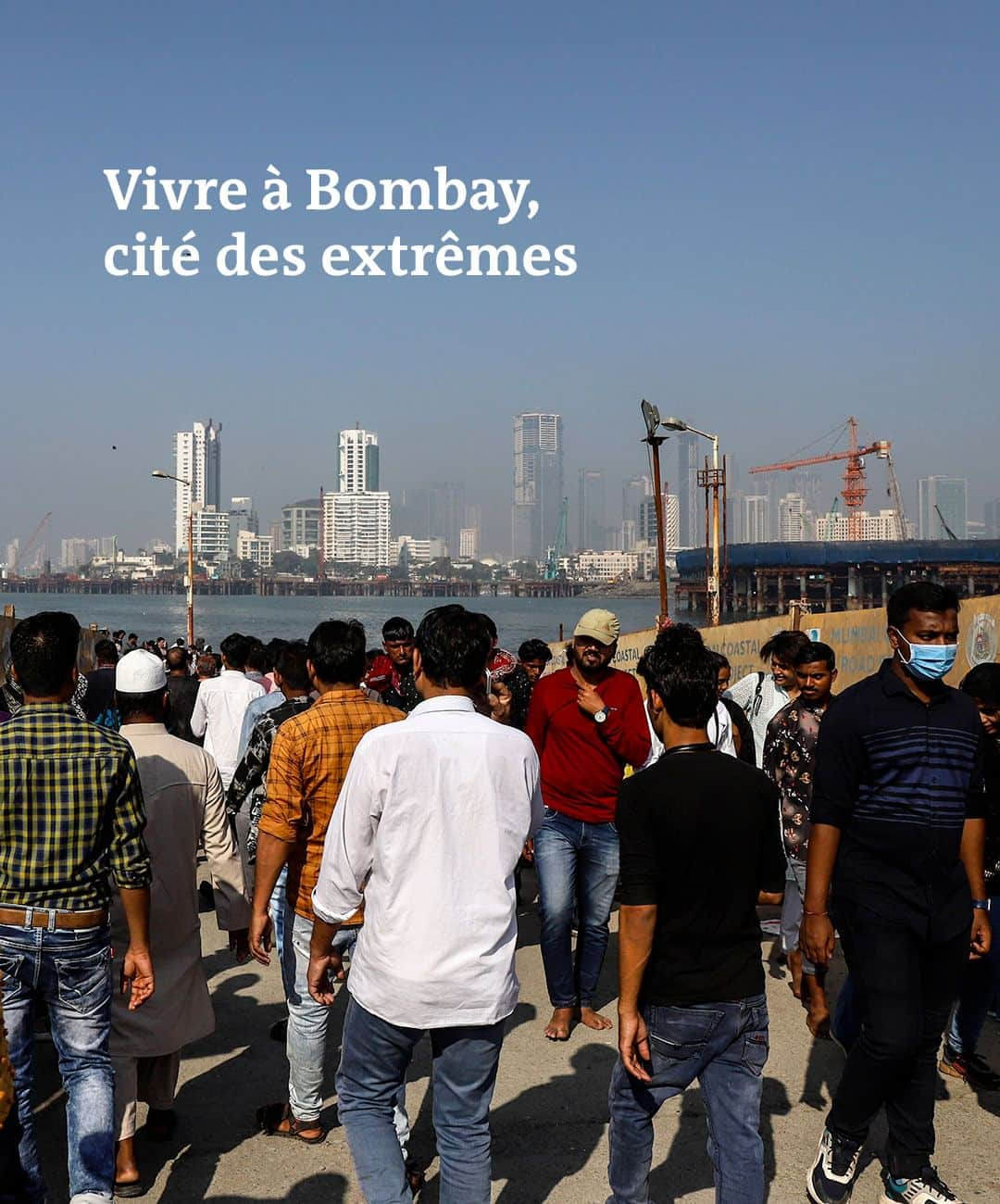 ルモンドのインスタグラム：「Les Mumbaikars l’ont surnommée la « cité des rêves ». Bombay, officiellement rebaptisée Mumbai dans les années 1990, s’étire de tout son long sur les rives de la mer d’Arabie. La péninsule, qui n’était autrefois qu’un archipel de sept îles, reliées entre elles par les Britanniques au moyen de remblais, revêt aujourd’hui une multitude de visages. Cœur battant de la finance et du capitalisme, incarné par ses milliardaires tapageurs, capitale du divertissement, personnifiée par ses flamboyantes célébrités de Bollywood, elle symbolise l’ambition indienne par excellence.  La mégapole de plus de 20 millions de personnes enregistre un PIB par habitant deux fois supérieur à celui de la moyenne nationale (2 070 euros) et concentre plus de 60 000 millionnaires. Elle agit tel un aimant, attirant à elle hommes et femmes des quatre coins du pays en quête d’un avenir meilleur. « Bombay a quelque chose à offrir à tout le monde, c’est une vraie métropole dans laquelle chacun peut trouver de quoi vivre », juge Damayanthy Kankati, une médecin de 75 ans qui y a élu domicile il y a plus de quatre décennies. Rien qu’au cours des trente dernières années, Bombay a absorbé 8 millions d’âmes, soit l’équivalent de la population de New York. D’ici à 2035, elle comptera 7 millions d’habitants supplémentaires, selon les projections des Nations unies. - Vous avez lu 12% de cet article. - Photo 1 : Des fidèles, des touristes et des visiteurs marchent à proximité de la mosquée Haji Ali Dargah, à Bombay. Valeria Mongelli / Hans Lucas  Photo 2 : La foule près de la gare de Dadar, à Bombay, le 17 mars 2023. Rajanish Kakade / AP  Photo 3 : Le manoir en bord de mer utilisé comme consulat américain à partir de 1957 à Bombay. Shailesh Andrade / REUTERS  Photo 4 : Antilia, la maison du président de Reliance Industries,  décorée lors du mariage de sa fille, à Bombay. DANISH SIDDIQUI / REUTERS  Photo 5 :  Défilé Dior automne 2023,  le 30 mars 2023, à Bombay. Giovanni Giannoni / AFP  Photo 6 : Hemanshi Kamani / REUTERS  Photo 7 et 8 : Francis Mascarenhas / REUTERS  Photo 9 : PARANJPE / AFP - Retrouvez notre article en suivant le lien linkinbio sur notre profil.⁣⁣ -  #mumbai #megapole #maximumcity」