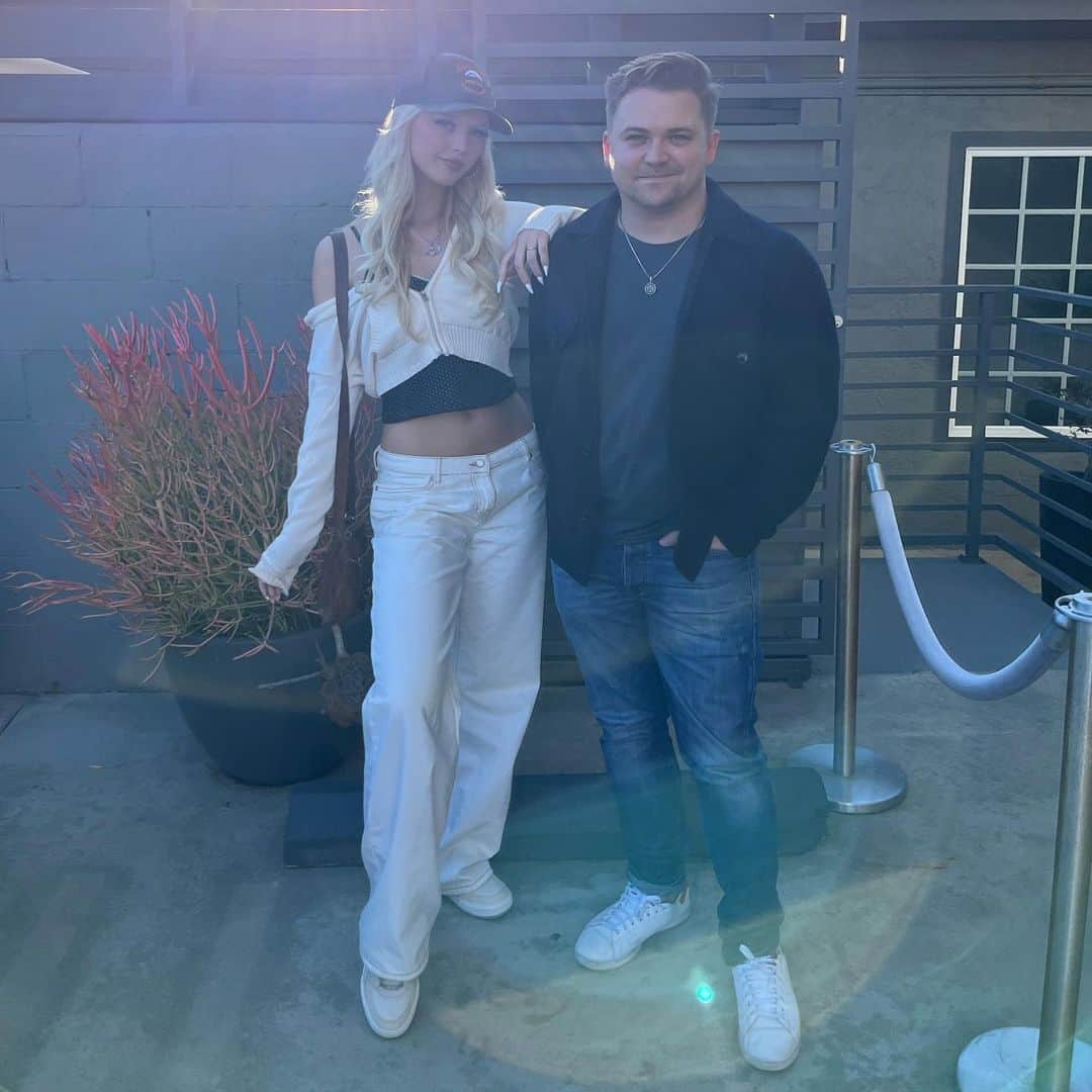 のインスタグラム：「I recently had the privilege to work with and am so inspired by @loren. Her voice as a vocalist is honest and emotional. Her voice as an artist is uncompromising and empowering. It’s inspiring to hear her talk about her passion for music and the impact she is unwaveringly driven to make with authenticity. I’m so excited to have Loren on the Red Sky Tour and for all of us to hear her voice as a singer-songwriter and as a human.  Check out my website to see when Loren and I will be performing together on The Red Sky Tour! Tickets on sale now.」