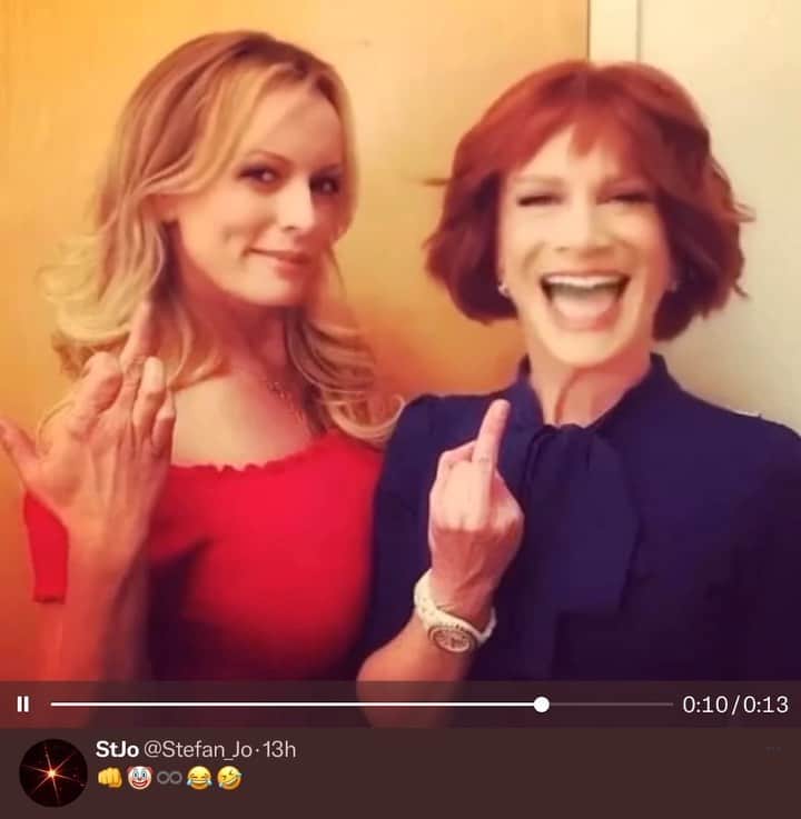 キャシー・グリフィンのインスタグラム：「Hehehe!  @thestormydaniels」