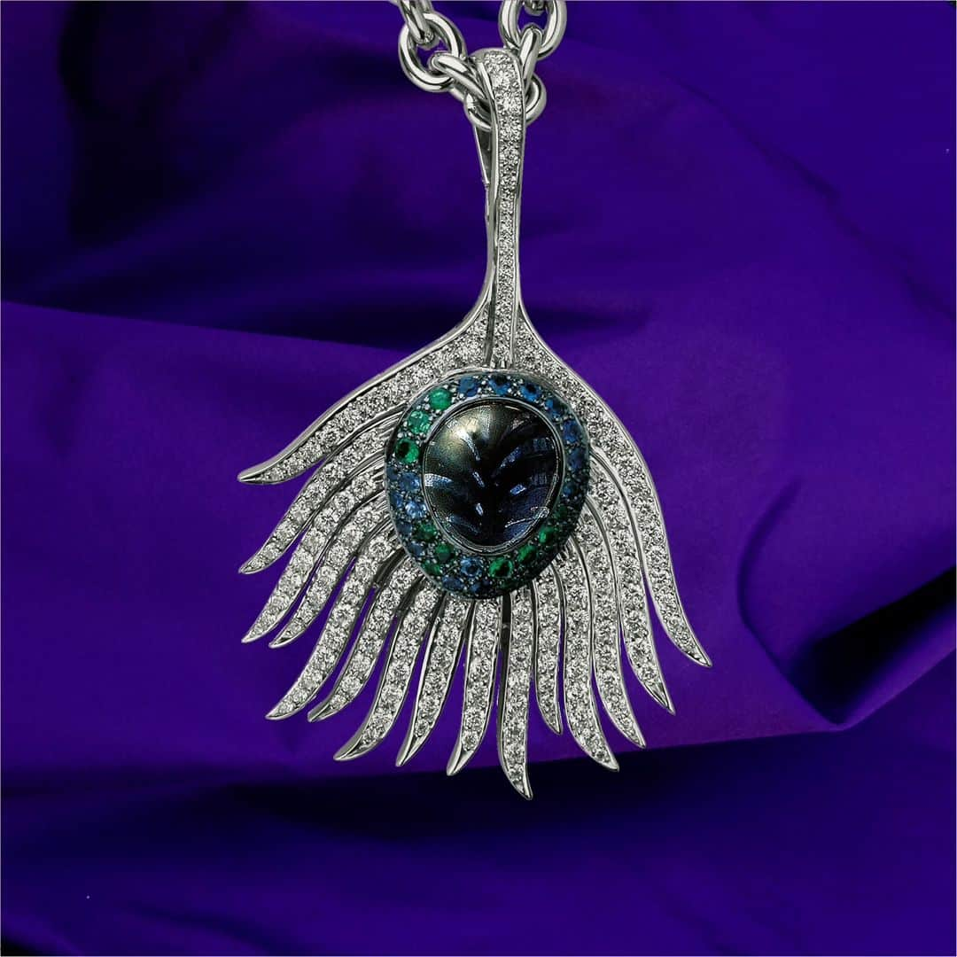 カレライカレラのインスタグラム：「The sophistication of nature and the depth of color make a extraordinary pendant piece. Carnival pendant in white gold, iolite, blue sapphires, tsavorite garnets and diamond.  #carreraycarrera #artisticjewelry #artisticjewellery #handcraftedjewelry #craftsmanship #luxury #art #diamondsjewelry #jewels #finejewelry #fashionjewelry #designjewelry #finejewelrydesign」