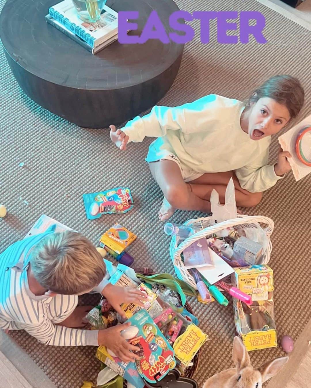 Elizabeth Chambers Hammerさんのインスタグラム写真 - (Elizabeth Chambers HammerInstagram)「Several days late, but hope everyone had an amazing Easter. 8am church, egg hunt, brunch, all the adventures, bunnies, AND cowboy (my dad) in town🐰」4月14日 1時10分 - elizabethchambers