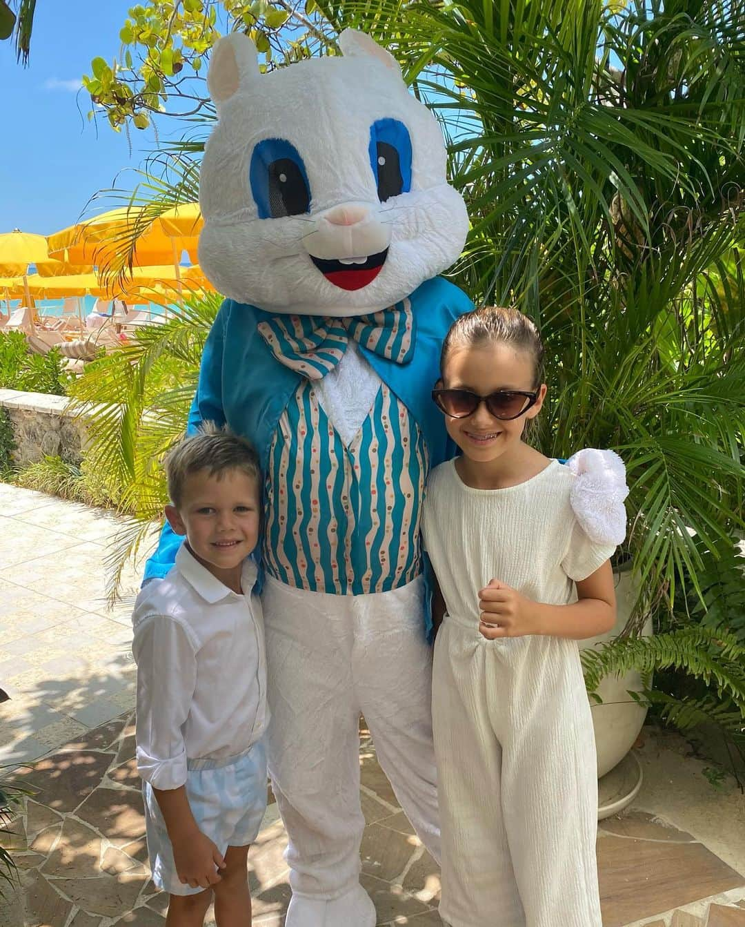 Elizabeth Chambers Hammerさんのインスタグラム写真 - (Elizabeth Chambers HammerInstagram)「Several days late, but hope everyone had an amazing Easter. 8am church, egg hunt, brunch, all the adventures, bunnies, AND cowboy (my dad) in town🐰」4月14日 1時10分 - elizabethchambers