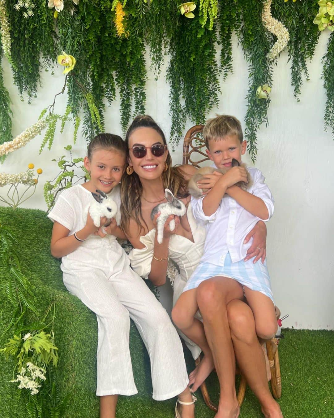 Elizabeth Chambers Hammerのインスタグラム：「Several days late, but hope everyone had an amazing Easter. 8am church, egg hunt, brunch, all the adventures, bunnies, AND cowboy (my dad) in town🐰」