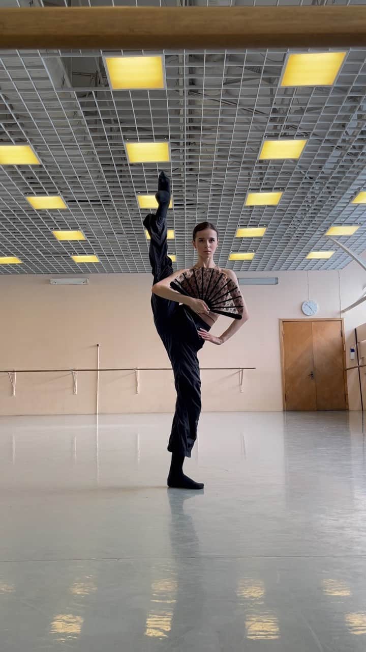 マリア・コーレワのインスタグラム：「“Don Quixote” mood for the rest of the week 🖤💃🏻 Stepping in for the unexpected but very exciting full 3-act show of DonQ at the Mariinsky this Sunday 🙏🏻 Getting ready!! P.S. I live for the black socks 😎  «Дон-Кихотное» настроение до конца недели 🖤💃🏻 В это воскресенье танцую неожиданный, но очень желанный полноценный 3-актный спектакль в Мариинском 🙏🏻 Готовимся!」