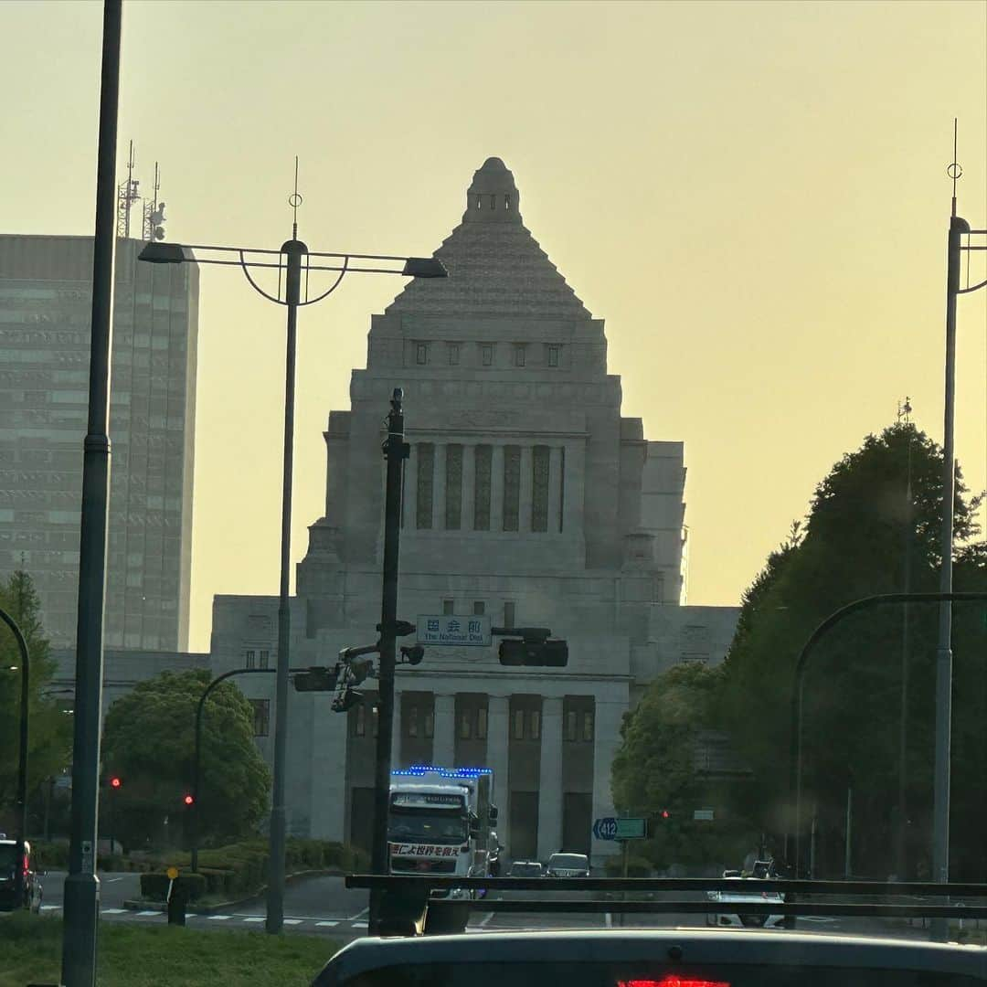 日浦孝則さんのインスタグラム写真 - (日浦孝則Instagram)「日浦孝則 ライブツアー2023 〜 REBORN〜 のツアーファイナルの会場が決まりました！ 今年は、東京の真ん中、創業1958年の老舗・銀座TACTさんにお世話になります！ ここはスモークマシンもOKでしたので、照明の光の筋も綺麗に出せて楽しんでもらえると思います。 今年は全国で行なっているワン・オペライブの形でファイナルも歌います！ 経済的には今年も厳しい世の中だと思いますので、東京・銀座なのに、料金は地方とほぼ同じです！ 800円の1ドリンク込みで前売4000円ですから、実質ミュージックフィーは3200円！ 是非、今年はたくさんの方に東京の真ん中、銀座でのワンオペライブを楽しんで頂きたいです！ TACTさんは料理も評判が良いので、そちらもお楽しみに！ 9/22（金）お待ちしています！ ネット予約してね！ 1993.jp/info/」4月14日 1時13分 - paperisland