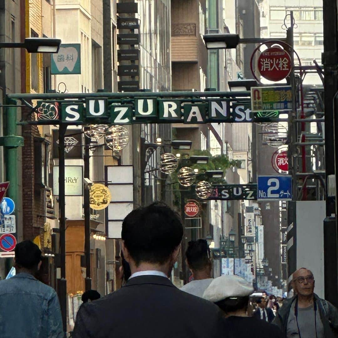 日浦孝則さんのインスタグラム写真 - (日浦孝則Instagram)「日浦孝則 ライブツアー2023 〜 REBORN〜 のツアーファイナルの会場が決まりました！ 今年は、東京の真ん中、創業1958年の老舗・銀座TACTさんにお世話になります！ ここはスモークマシンもOKでしたので、照明の光の筋も綺麗に出せて楽しんでもらえると思います。 今年は全国で行なっているワン・オペライブの形でファイナルも歌います！ 経済的には今年も厳しい世の中だと思いますので、東京・銀座なのに、料金は地方とほぼ同じです！ 800円の1ドリンク込みで前売4000円ですから、実質ミュージックフィーは3200円！ 是非、今年はたくさんの方に東京の真ん中、銀座でのワンオペライブを楽しんで頂きたいです！ TACTさんは料理も評判が良いので、そちらもお楽しみに！ 9/22（金）お待ちしています！ ネット予約してね！ 1993.jp/info/」4月14日 1時13分 - paperisland