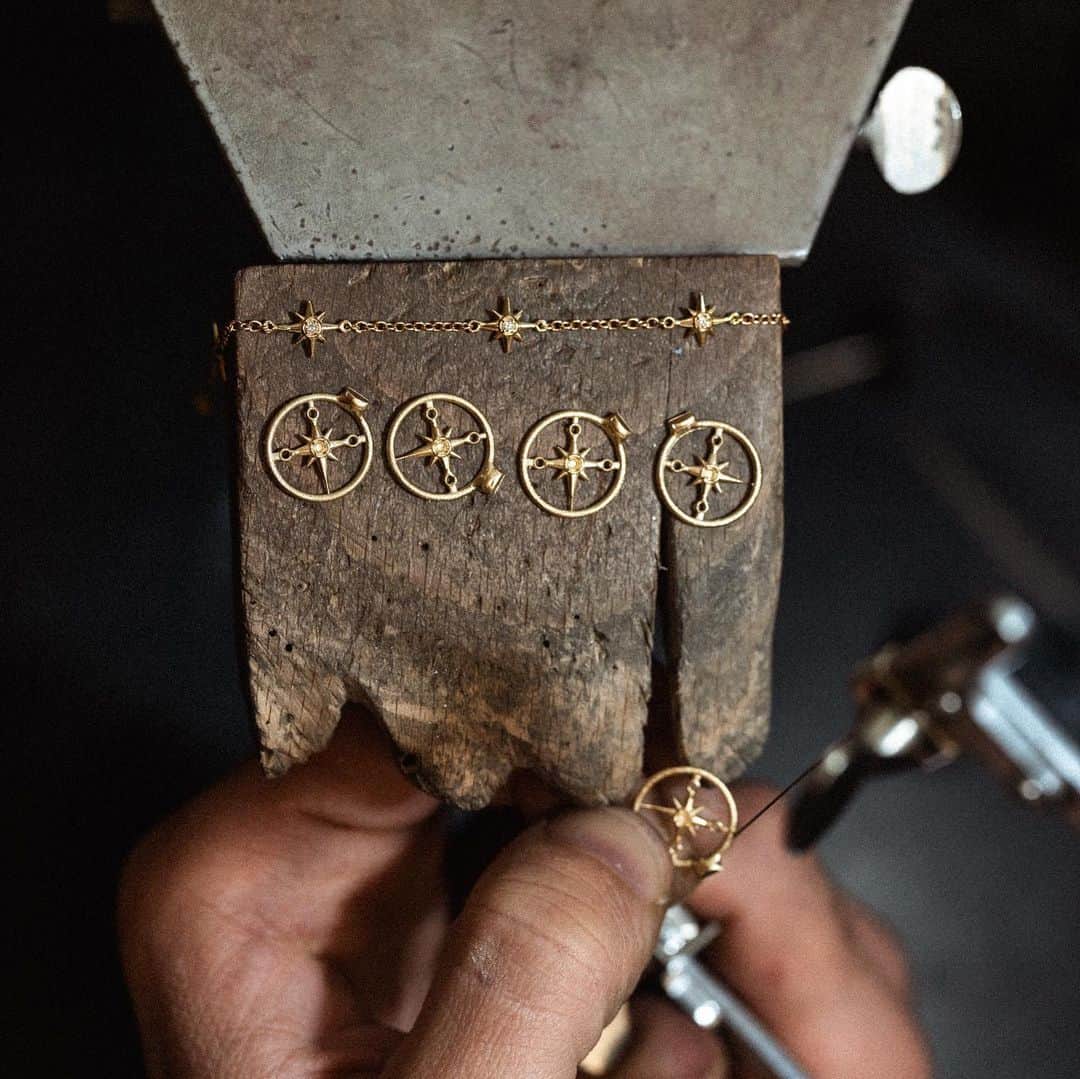 ダウアー&ホールのインスタグラム：「At the bench — the makings of a 14k Recycled Gold and Diamond Five Star Bracelet.」