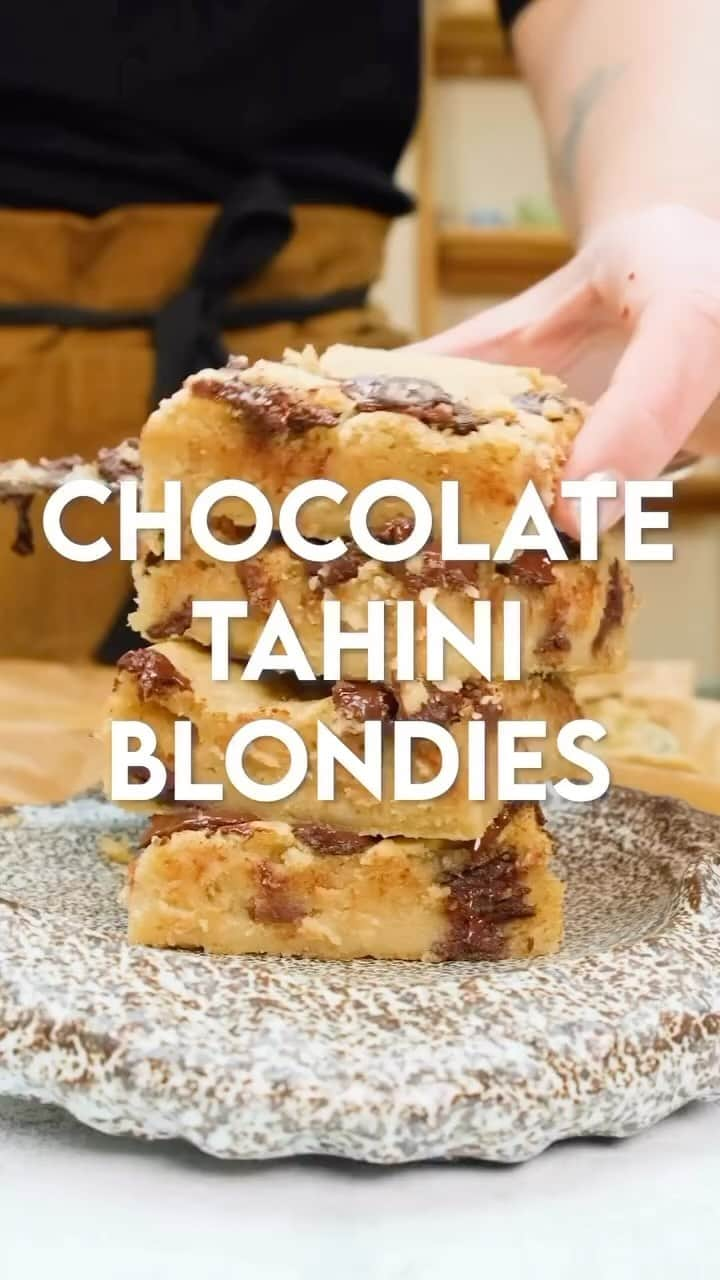 Vitamix Global Headquarters Real foodのインスタグラム：「Baking in @bettinas_kitchen has never been easier👏 • Chocolate Tahini Blondies makes 9 servings • ingredients👇🏼  1 tin of chickpeas (drained) 140g tahini (light) 80g soft brown sugar 30ml maple syrup 250ml plant milk 30ml coconut oil (melted)(if you don’t want coconut taste buy odourless) 70g self-raising flour  1⁄2 tsp baking powder pinch of salt  100g dark chocolate chips (or chopped chocolate) • method👇🏼  - preheat the oven to 180 degrees - put all the ingredients into the vitamix 1.4l wet container except the chocolate chips, and blitz until combined - pour the mixture into a bowl and stir through most of the chocolate chips, leaving a few for the topping. - line a square baking tray with greaseproof paper - pour in the mixture and sprinkle the remaining  chocolate chips on top (optional) - bake in the oven for 30 minutes.  - once cooled, slice into squares. • #repost #bettinaskitchen myvitamix #vitamix #blondiesrecipe #recipe #vitamixuk」