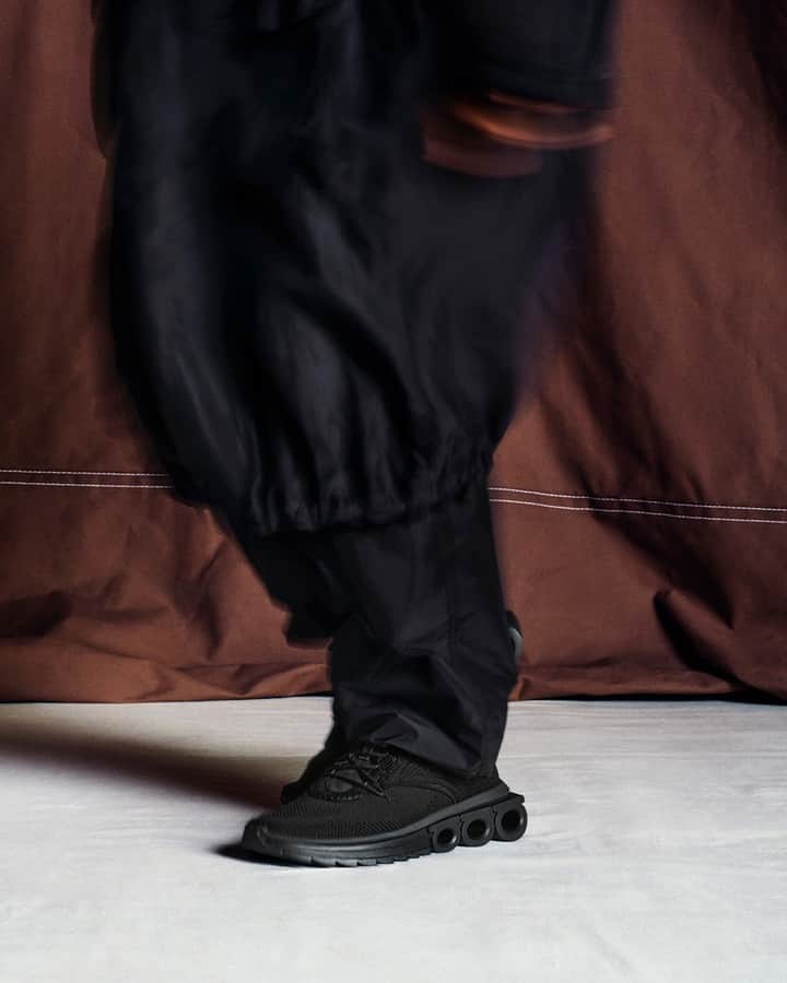 サルヴァトーレ・フェラガモのインスタグラム：「ON THE MOVE. BLACK TECH TEXTURES.⠀ #FERRAGAMOSS23⠀ #FERRAGAMOSNEAKERS」
