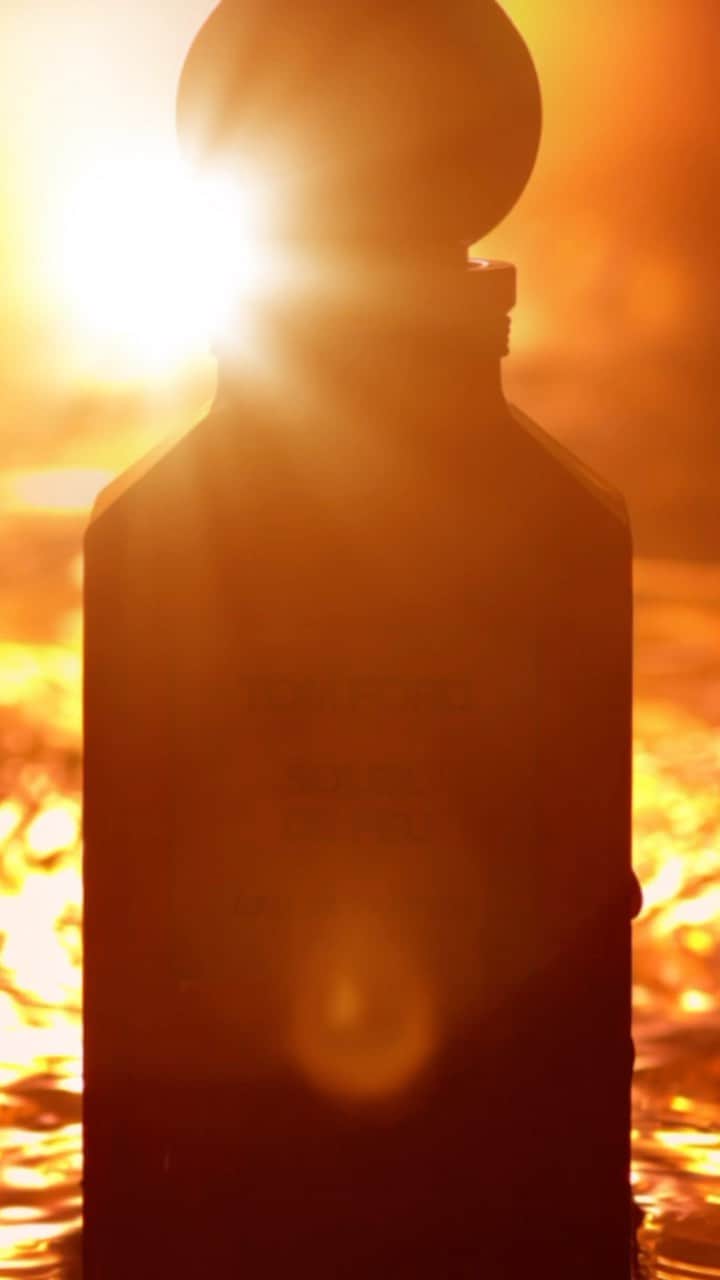 トムフォードのインスタグラム：「INTRODUCING NEW SOLEIL DE FEU.   THE SENSUAL HEAT OF WHITE FLORALS AND SANDALWOOD DRIPPING IN SOFT MUSK AND WARM, RESINOUS AMBERS.   #TOMFORD #TOMFORDBEAUTY」