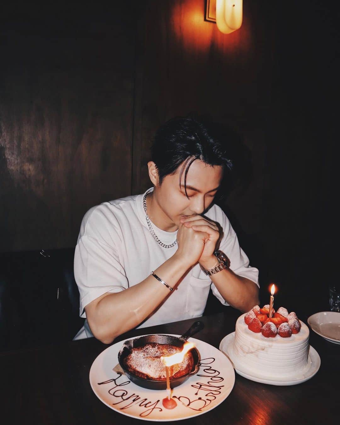 のインスタグラム：「34了～剛好是出道時的兩倍😆 謝謝每個階段陪伴著我的朋友 家人 團員和你們 珍惜每個美好的相遇🙏 願所有快樂和美好都發生在你們身上 祝我生日快樂 也希望你們都快樂🥳🤍🎉🎂」