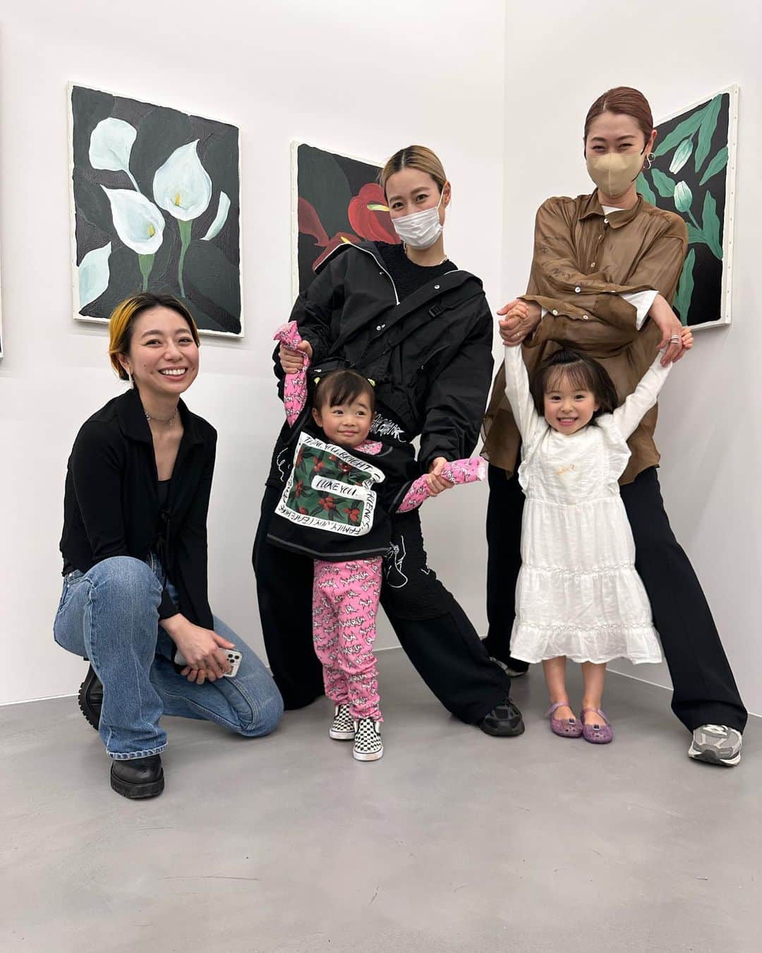 漆川由佳のインスタグラム：「リーちゃんとAICONさんの絵ステキだった💗💗💗生で見れて良かった💖 2人が描いた服を親子で着れて嬉しい🥰✨リーちゃん本当にありがとう🥹🙏🏻💕 "No borders" Lee Izumida × AICON @izumidalee @aiconworks @moussyofficial  4/8(土)〜4／23(日) 11:00〜20:00 Address:〒150-0001 東京都渋谷区神宮前4-30-3東急プラザ表参道原宿B1F@lovus_gallery」