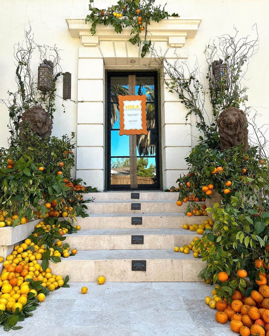 ジュリー・サリニャーナさんのインスタグラム写真 - (ジュリー・サリニャーナInstagram)「BABY SHOWER DECOR DETAILS 🍊😍  Wanted to wrap up my dream babyshower with decor and details! As you can see, the theme was Mediterranean French Coastal with oranges and lemons being a statement throughout the shower! We are obsessed with spending our summers in France so we wanted to bring that South of France feel to our family & friends at the shower to help celebrate Bebé Berru! There was certain touches from my Mexican culture that I knew I wanted to be part of our shower like the big bright piñatas and some yummy traditional food like the mini sopes and aguas frescas. It was so fun mixing both of our cultures together into this special celebration and we loved how everything turned out! We put so much love and work into every detail but we couldn't have possibly made it happen without our family and friends who helped us bring this to life.  To my siblings and brother in laws  @lilylove213 @ari.sari.loves @josesarinana @mucio323 @frankeli29 , thank you so much for everything; for all the planning you did with me and figuring out how to build some of the pieces to your love and support! We love you so much!  To my Bestie @iademunster for putting together all the activities - everything turned out so cute! Ily.  To my boys Erick @maison_trouvaille and Wyman @wymanchang for hosting our shower at their beautiful home; it was truly the most beautiful backdrop to complement our theme! We will never forget this!  To my friend Cece @dolcetto for all the beautiful floral arrangements with lemons + oranges and everything else you helped me with! You're the best cece!  We will remember this day forever! I will be posting more photos that didn’t make it into these IGs posts onto my blog so stay tuned!   Photography by @elli_lauren #babyshower #babyshowerideas」4月14日 1時19分 - sincerelyjules