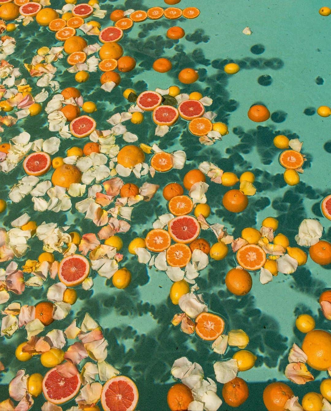 ジュリー・サリニャーナのインスタグラム：「BABY SHOWER DECOR DETAILS 🍊😍  Wanted to wrap up my dream babyshower with decor and details! As you can see, the theme was Mediterranean French Coastal with oranges and lemons being a statement throughout the shower! We are obsessed with spending our summers in France so we wanted to bring that South of France feel to our family & friends at the shower to help celebrate Bebé Berru! There was certain touches from my Mexican culture that I knew I wanted to be part of our shower like the big bright piñatas and some yummy traditional food like the mini sopes and aguas frescas. It was so fun mixing both of our cultures together into this special celebration and we loved how everything turned out! We put so much love and work into every detail but we couldn't have possibly made it happen without our family and friends who helped us bring this to life.  To my siblings and brother in laws  @lilylove213 @ari.sari.loves @josesarinana @mucio323 @frankeli29 , thank you so much for everything; for all the planning you did with me and figuring out how to build some of the pieces to your love and support! We love you so much!  To my Bestie @iademunster for putting together all the activities - everything turned out so cute! Ily.  To my boys Erick @maison_trouvaille and Wyman @wymanchang for hosting our shower at their beautiful home; it was truly the most beautiful backdrop to complement our theme! We will never forget this!  To my friend Cece @dolcetto for all the beautiful floral arrangements with lemons + oranges and everything else you helped me with! You're the best cece!  We will remember this day forever! I will be posting more photos that didn’t make it into these IGs posts onto my blog so stay tuned!   Photography by @elli_lauren #babyshower #babyshowerideas」