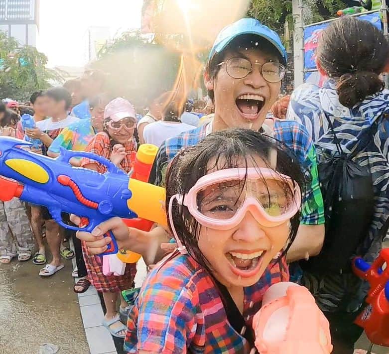 ビーム先生のインスタグラム：「พาญี่ปุ่นไปออกรบครั้งแรกในชีวิต 😂 คนญี่ปุ่นถึงกับบอกว่า  "ยังไม่กลับได้มั้ย อยากเล่นถึงสี่ทุ่มเลย นี่มันอะไรกันเนี่ย สนุกจัง !!!"  ソンクラーン楽しめた！  แต่กลับบ้านคือสลบเหมือดเลยนะ 5555  สงกรานต์สยามค่ะ จอยมากกกกก   ปล.วันนี้คนทักเยอะมากกกกกกก ขนาดใส่แว่นอยู่ ตกใจจจ ขอบคุณทุกคนมากนะคะ ได้รับกำลังใจเยอะเลย   BeamSensei  #สงกรานต์สยาม  #สงกรานต์」