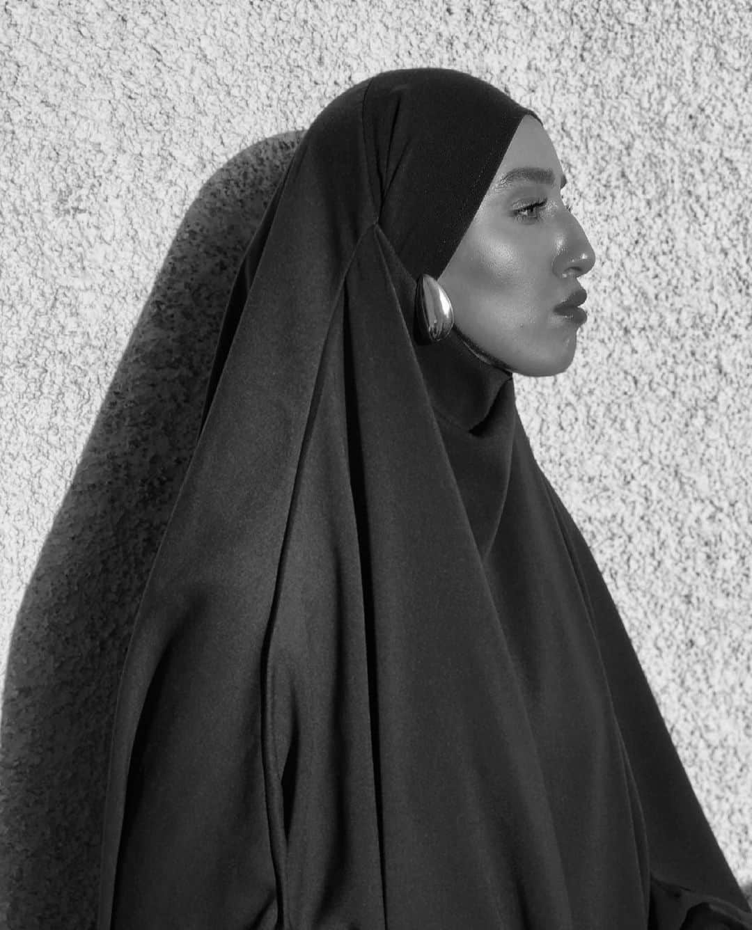 ELLE DKさんのインスタグラム写真 - (ELLE DKInstagram)「For svensk/marokkanske Imane Asry er #Ramadan en ny begyndelse på året med plads til selvrefleksion og eftertænksomhed. ⁠ ⁠ Højtiden bliver fejret af godt en milliard muslimer verden over, og flere modehuse markerer  med særkollektioner inden for det, der kaldes #ModestFashion. Et begreb, der dækker over beskedent tøj, og som Asry gennem sin profil @fashionwithfaith er blevet ekspert i. ⁠ Via link i bio kan du møde den tidligere økonom, når hun fortæller om sine rutiner under Ramadan og hvad hun mener om designernes omfavnelse af højtiden, der slutter den 21. april.⁠ ⁠ Foto: @fashionwithfaith⁠ Interview: @aramob」4月14日 1時25分 - elledanmark