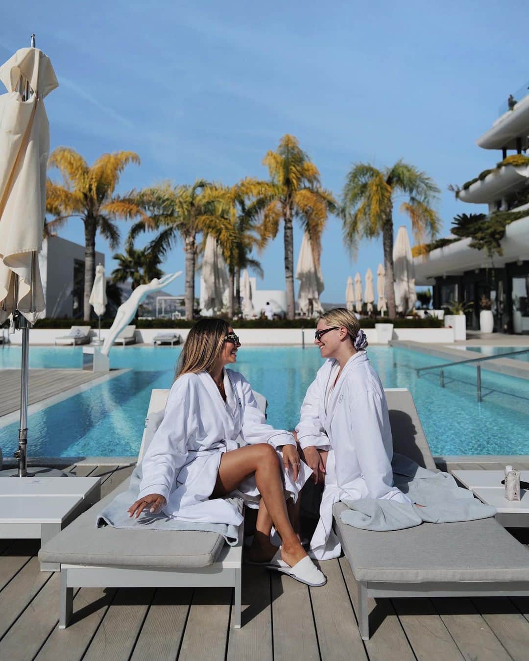 Estée Lalondeさんのインスタグラム写真 - (Estée LalondeInstagram)「Spending a few days @shawellness with @amelialiana 🧘🏼‍♀️🥦 🌞 We’ve wanted to do a trip like this for so long 👯‍♀️」4月14日 1時25分 - esteelalonde