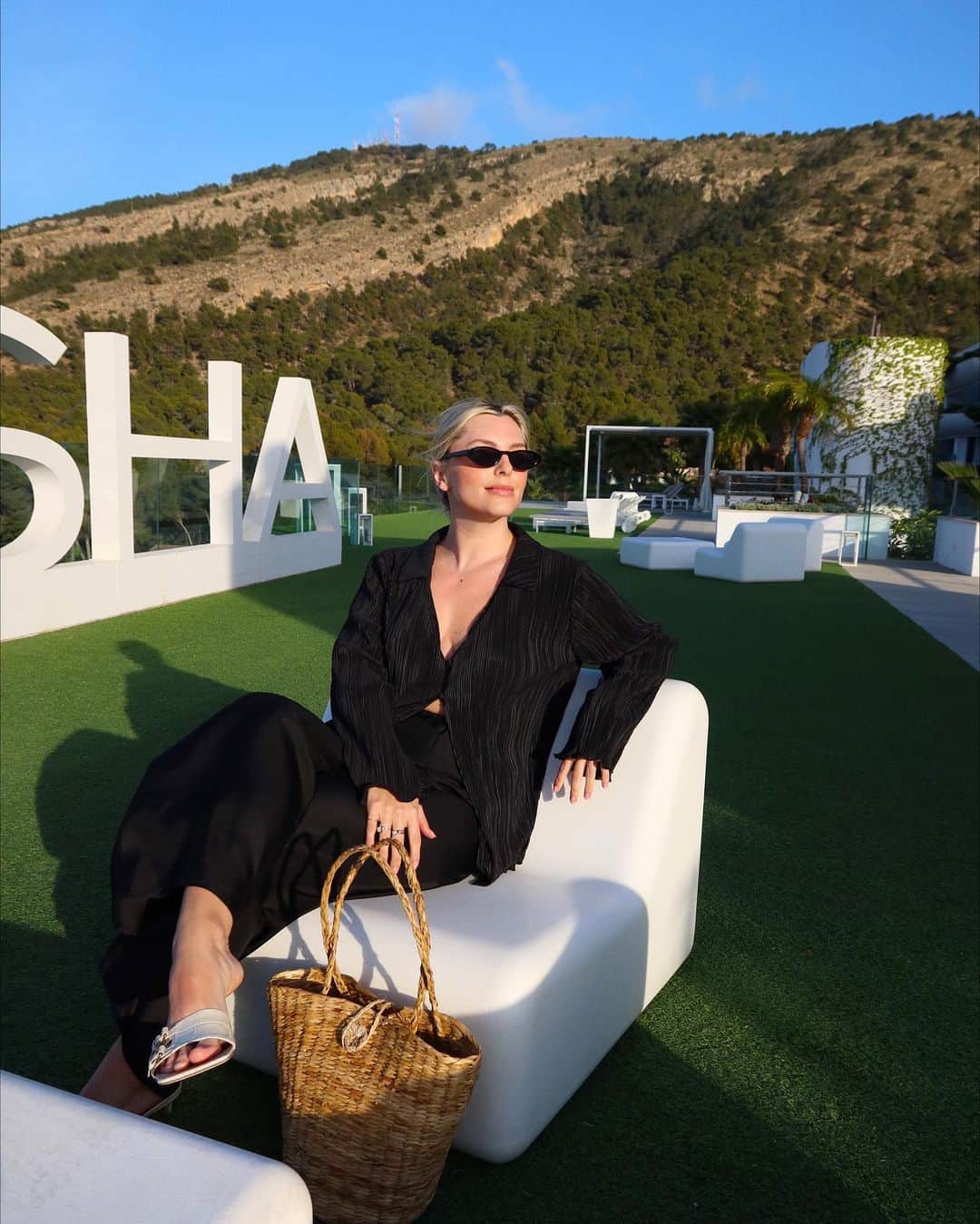 Estée Lalondeのインスタグラム：「Spending a few days @shawellness with @amelialiana 🧘🏼‍♀️🥦 🌞 We’ve wanted to do a trip like this for so long 👯‍♀️」