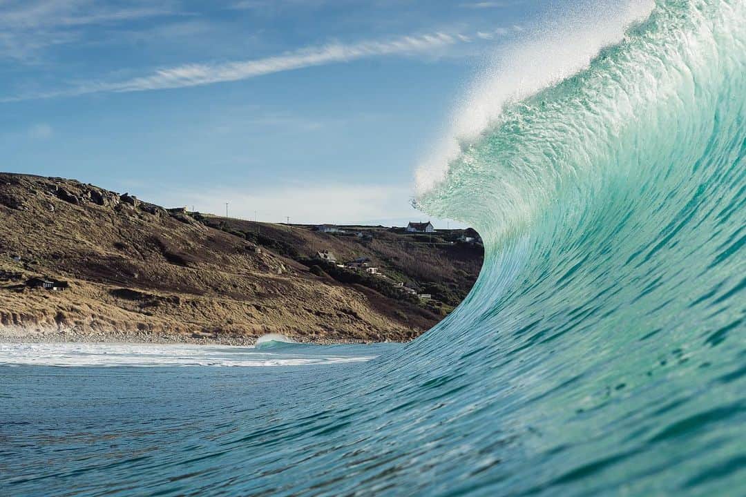 surflineさんのインスタグラム写真 - (surflineInstagram)「Early spring is a time of great change in the UK’s south west. Colors are beginning to pop, the world is coming alive, the water is a shade of bright, translucent blue in some corners – and the light hangs high and stays until late. Over the weekend, blue skies and playful, head high surf arrived just in time for the Easter break. Although these North Atlantic swells are common for this time of year, it’s rare they arrive in for the nation’s few days off. And there’s no greater feeling then having nothing to do, but paddle out and ride some waves with friends old and new. Saunter over to the link in our bio for a glimpse into the good times had in our latest #SwellStory.」4月14日 1時26分 - surfline