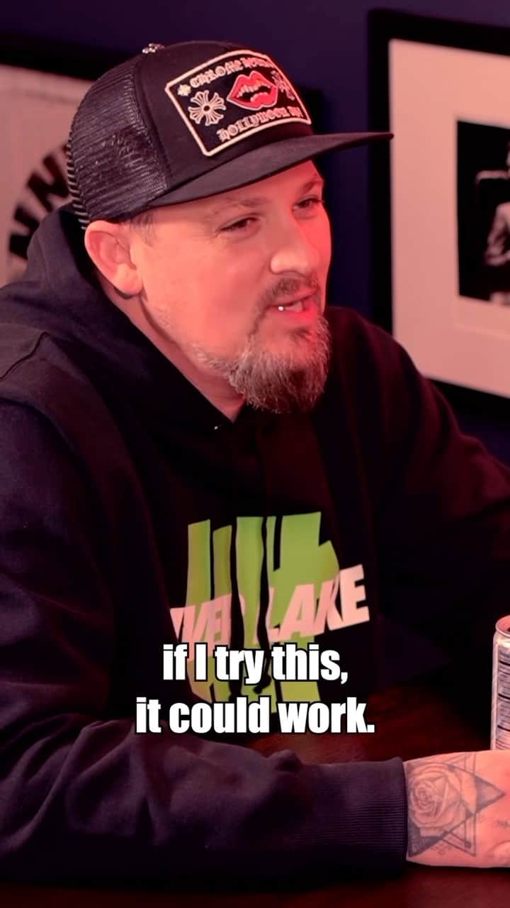 ジョエル・マッデンのインスタグラム：「Fun and deep chat on @joelmadden ‘s “Artist Friendly” podcast this week!」
